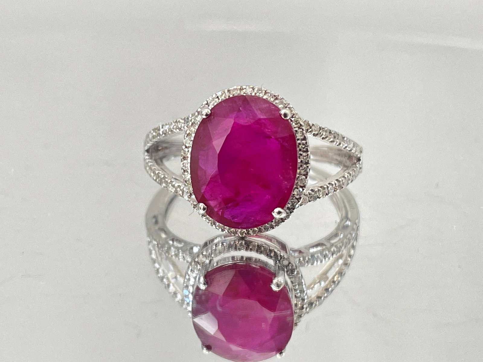 Natural Burma Ruby 3.77Ct With Natural Diamonds & 18k Gold: Title: Natural Burma Ruby 3.77Ct With Natural Diamonds & 18k Gold Description: Beautiful 3.77ct Natural Burmese Ruby Ring With Natural Diamonds. Dispatched with Royal Mail Signed For®