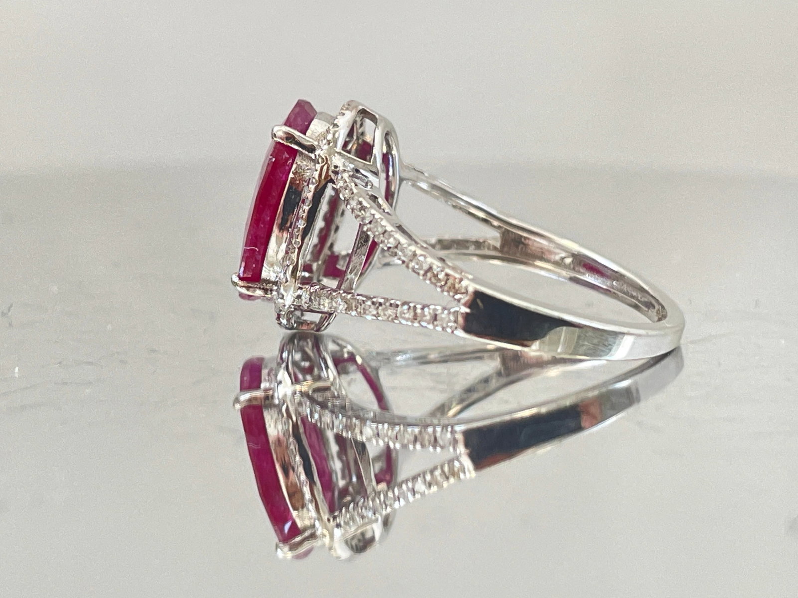 Natural Burma Ruby 3.77Ct With Natural Diamonds & 18k Gold - 4