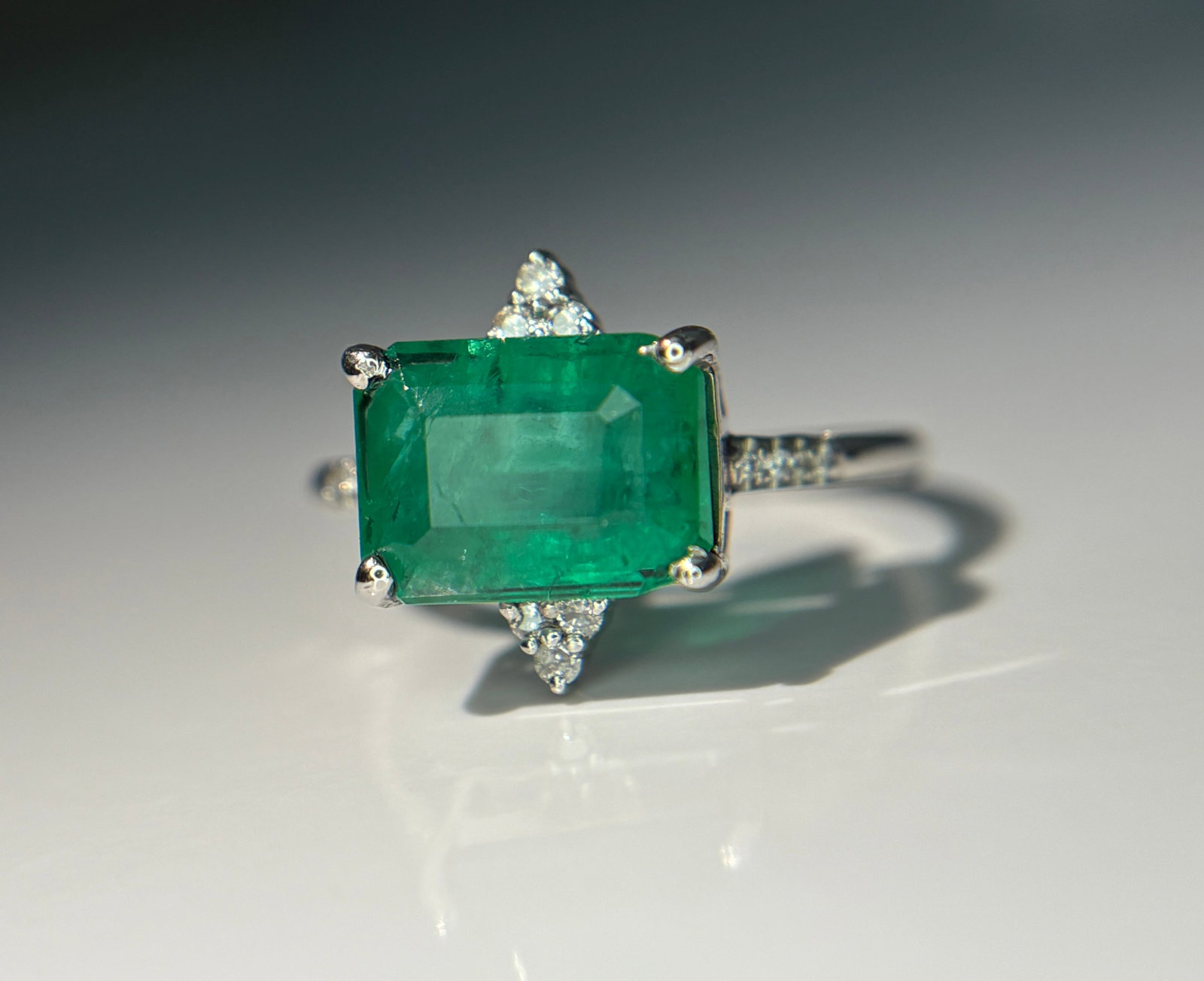 Beautiful 4.05 CT Natural Emerald Ring With Natural Diamonds & Platinum 950 - 2