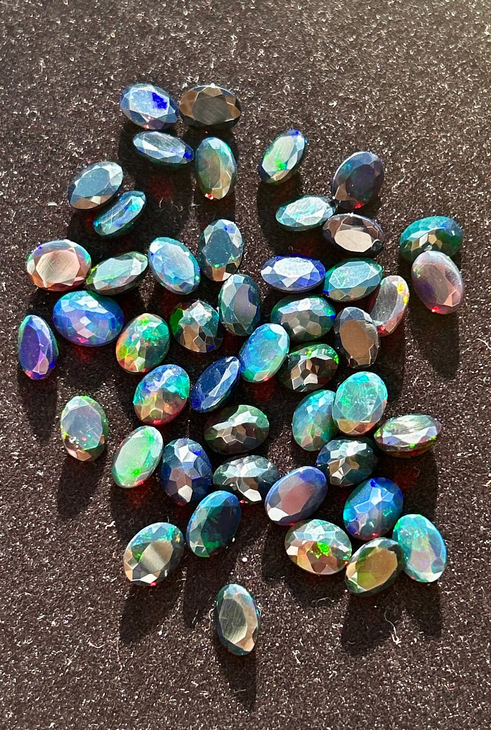 51.95ct Natural Black Fire Opals: Title: 51.95ct Natural Black Fire Opals Description: Ideal for rings, earrings, necklaces and bracelets Approximately carat sizes Please note pictures taken in natural sunlight Condition: New
