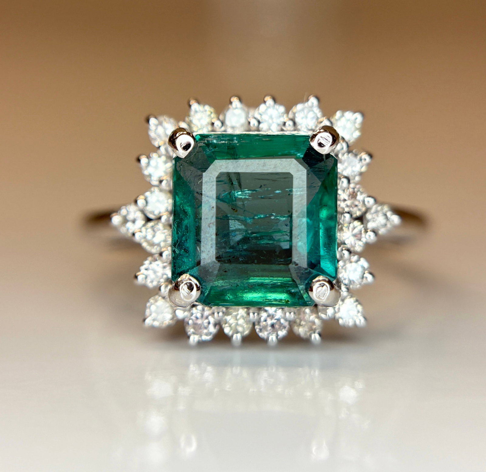 Beautiful 2.10 CT Natural Emerald With Natural Diamonds & 18k Gold: Title: Beautiful 2.10 CT Natural Emerald With Natural Diamonds & 18k Gold Description: Beautiful 2.10 CT Natural Emerald With Natural Diamonds & 18k Gold Description: Total Carat Weight -