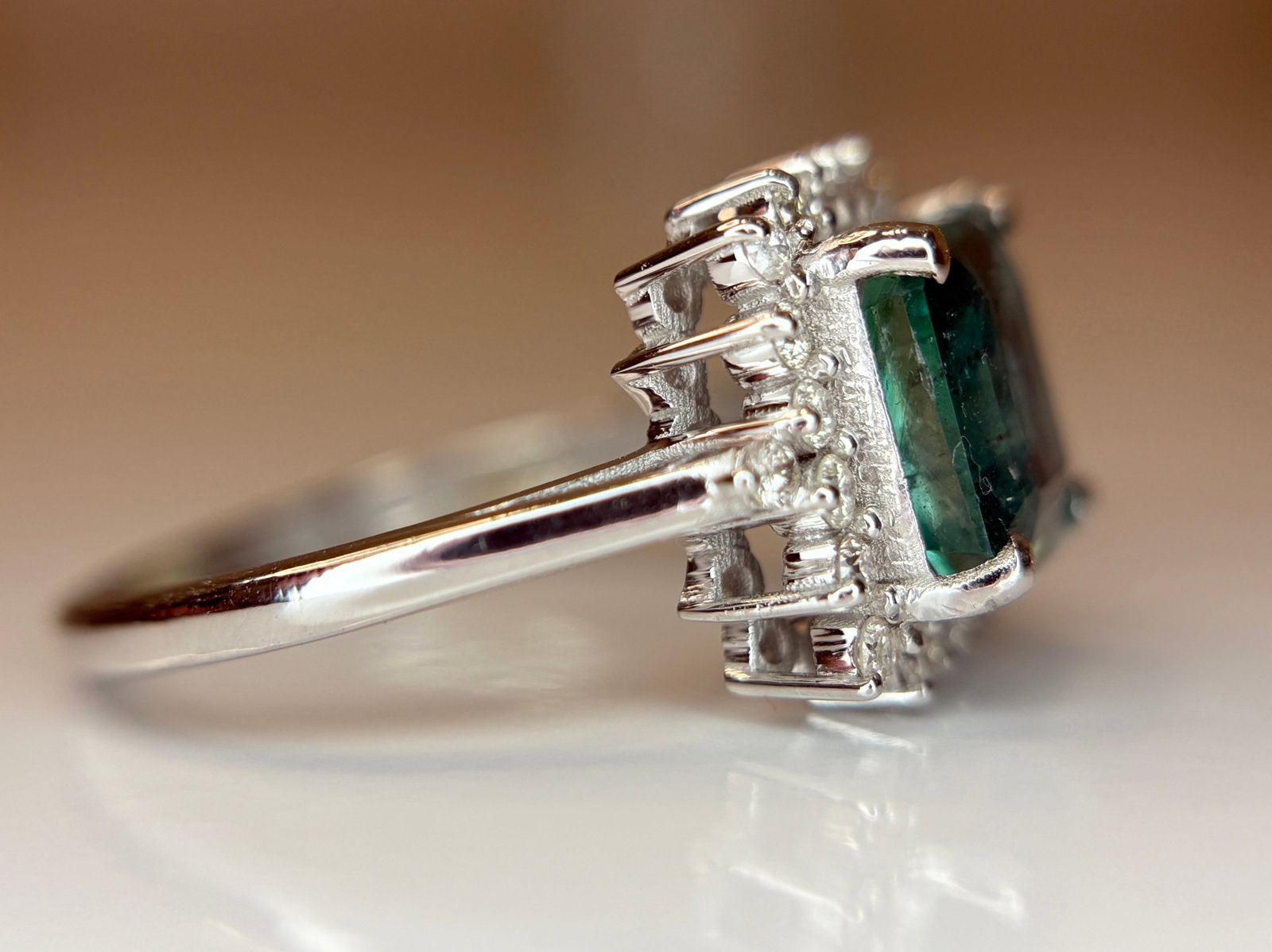 Beautiful 2.10 CT Natural Emerald With Natural Diamonds & 18k Gold - 9