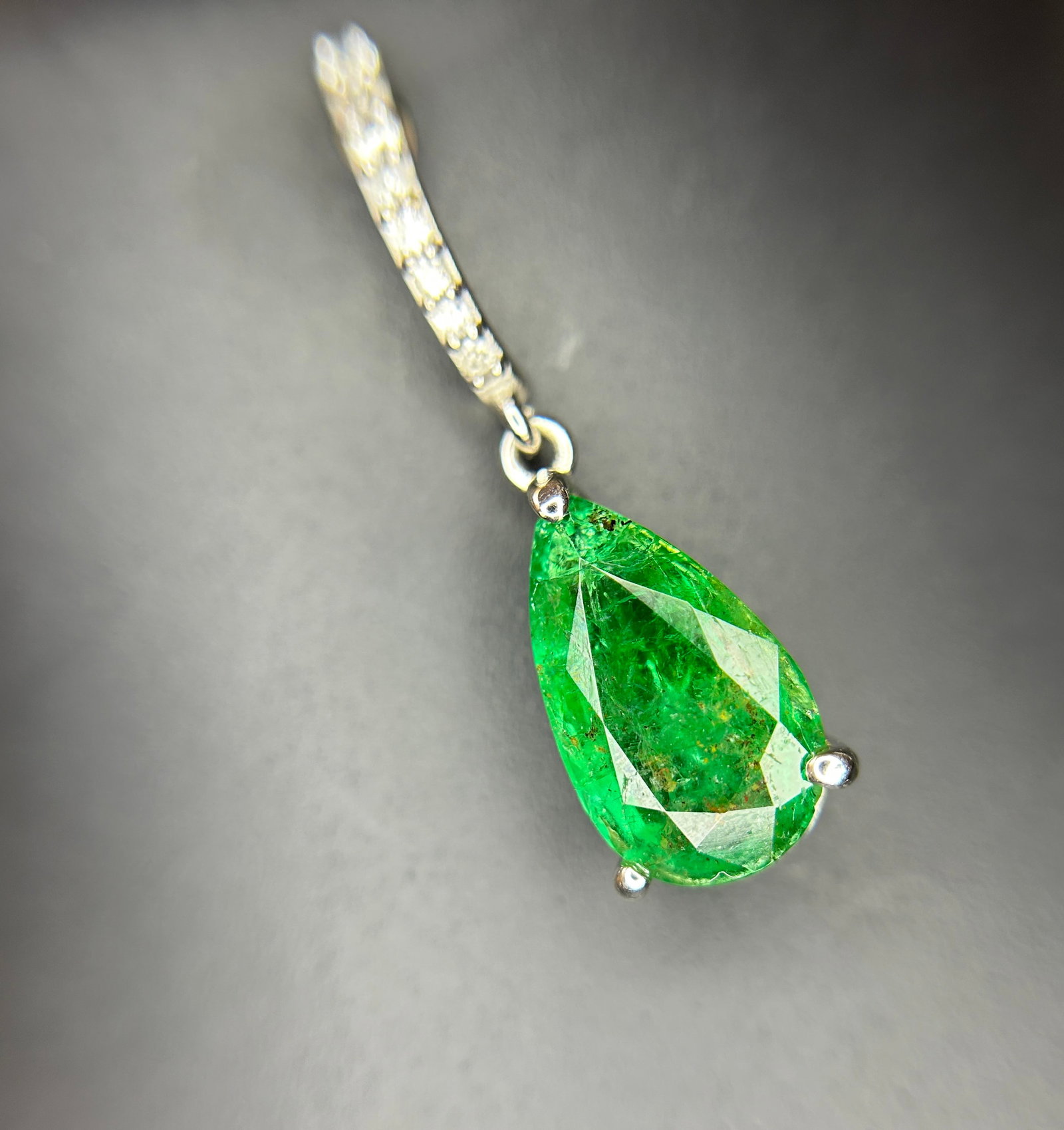 Beautiful 12.27ct Natural Emerald Earrings and Pendant Set With Natural Diamonds & 18k Gold - 12