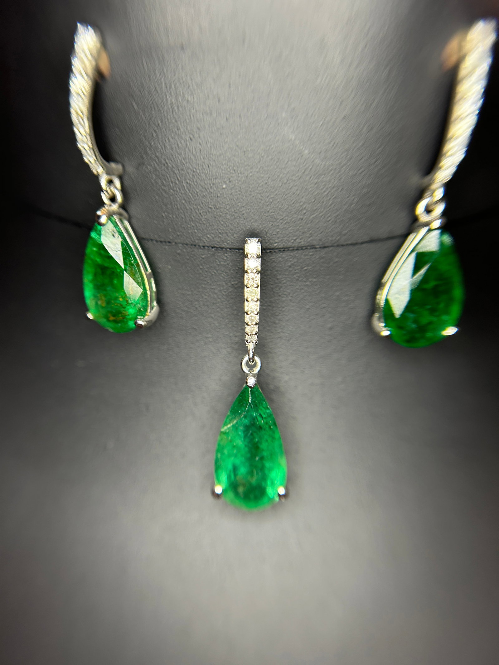 Beautiful 12.27ct Natural Emerald Earrings and Pendant Set With Natural Diamonds & 18k Gold - 2