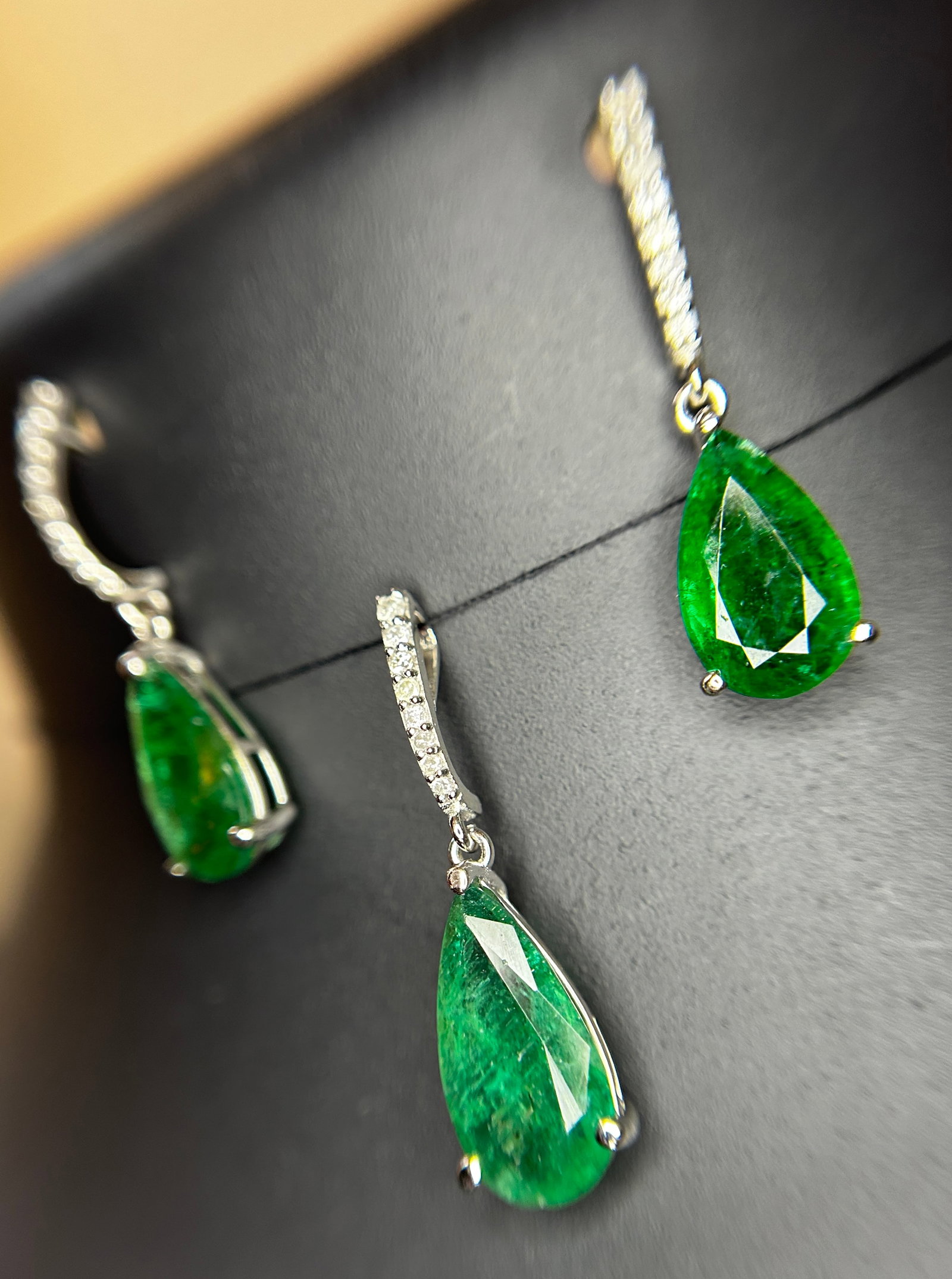 Beautiful 12.27ct Natural Emerald Earrings and Pendant Set With Natural Diamonds & 18k Gold - 4