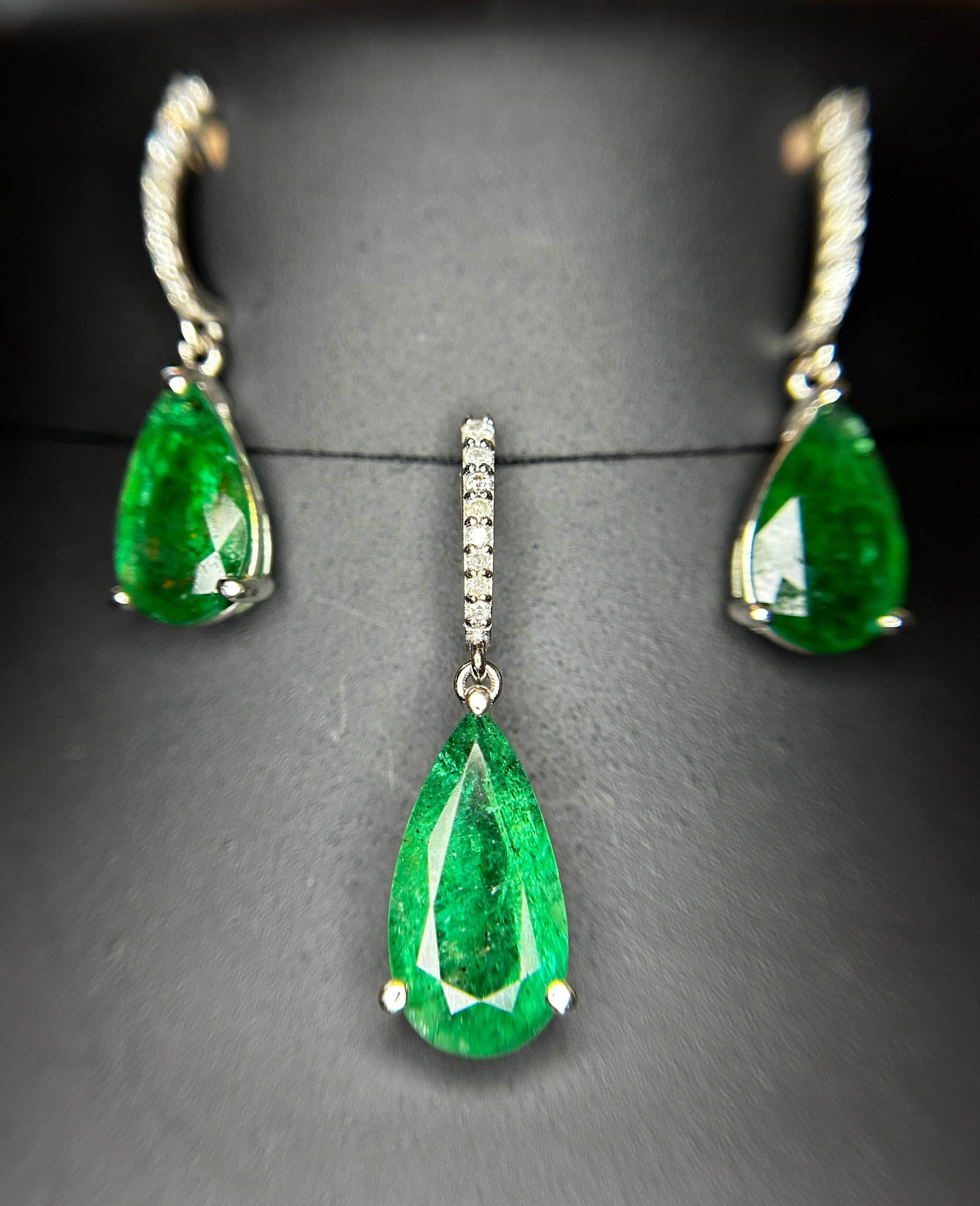 Beautiful 12.27ct Natural Emerald Earrings and Pendant Set With Natural Diamonds & 18k Gold - 5