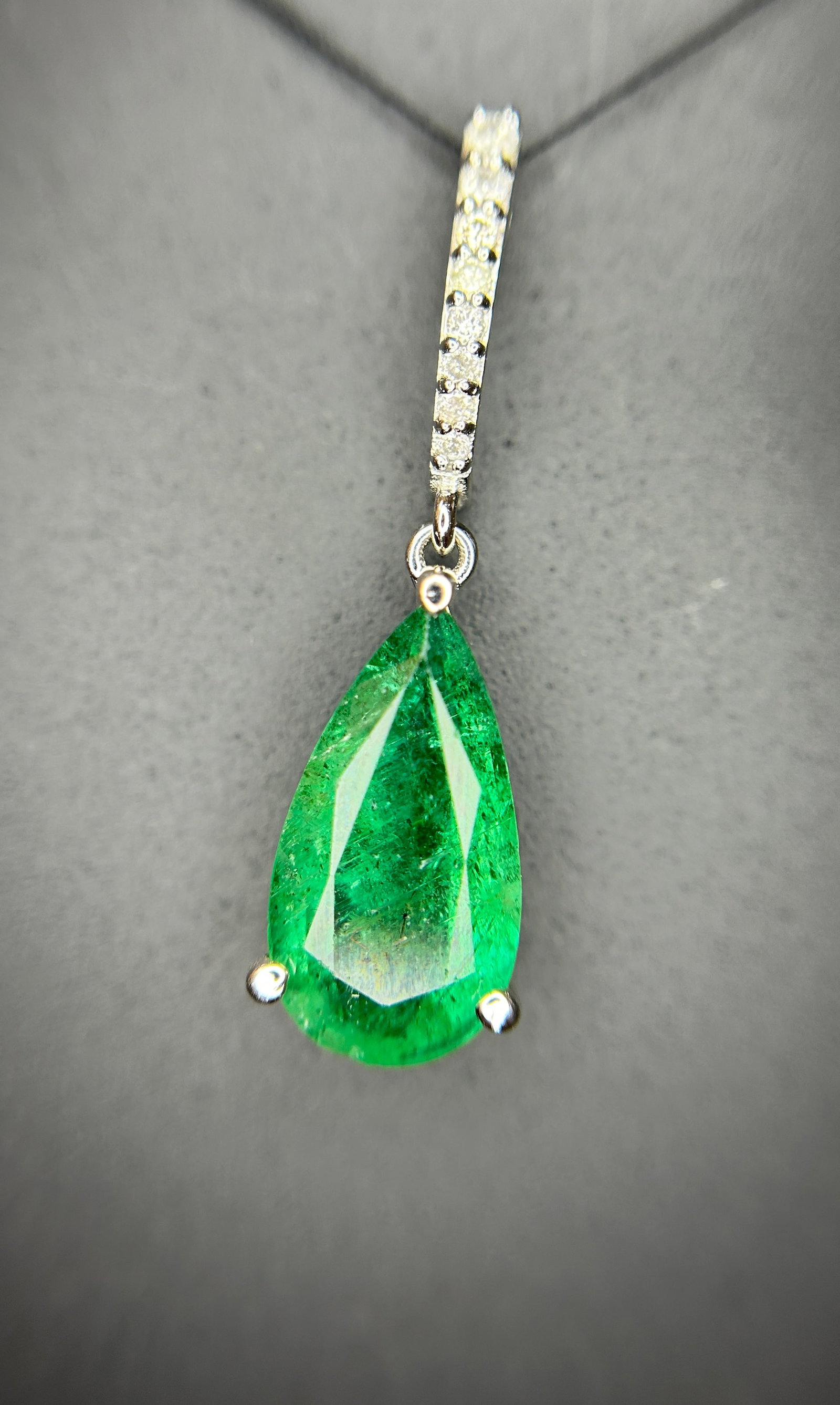Beautiful 12.27ct Natural Emerald Earrings and Pendant Set With Natural Diamonds & 18k Gold - 7