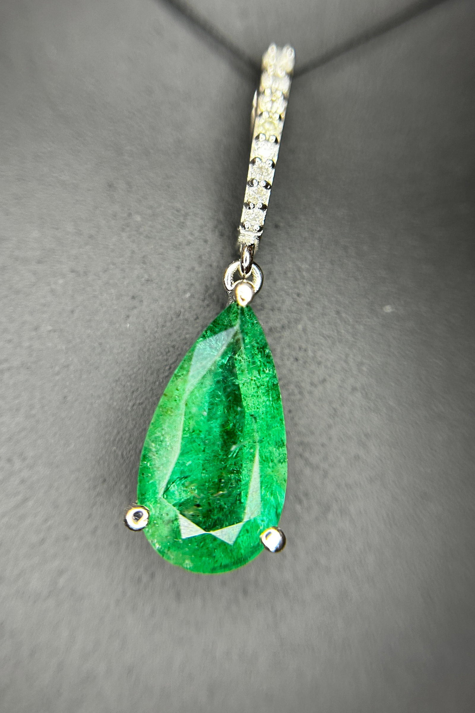 Beautiful 12.27ct Natural Emerald Earrings and Pendant Set With Natural Diamonds & 18k Gold - 8