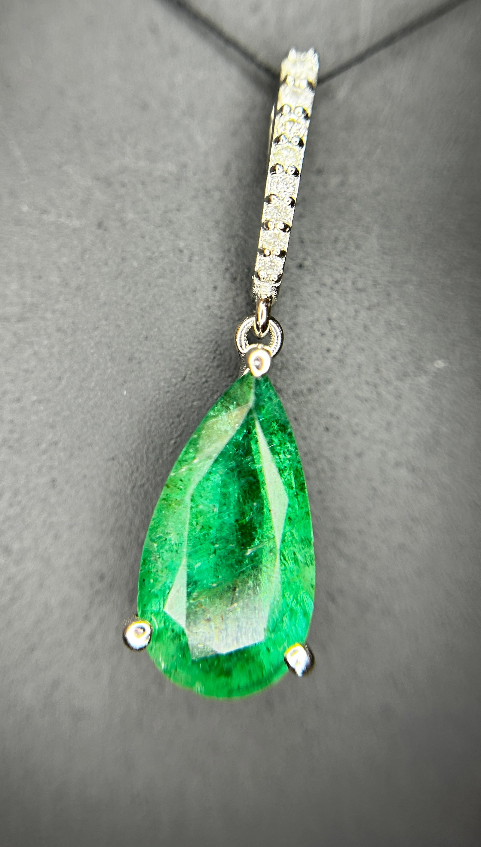 Beautiful 12.27ct Natural Emerald Earrings and Pendant Set With Natural Diamonds & 18k Gold - 9