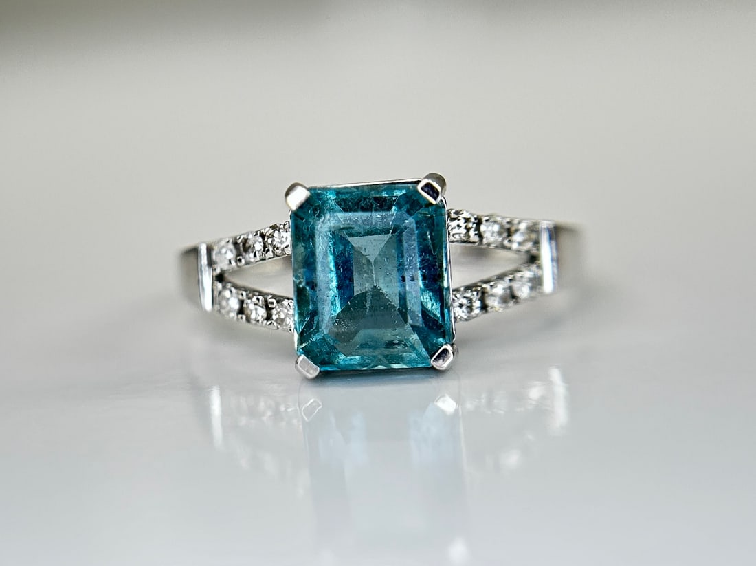 Beautiful Natural Rare Blue Emerald 2.39 CT With Natural Diamonds & 18k Gold: Title: Beautiful Natural Rare Blue Emerald 2.39 CT With Natural Diamonds & 18k Gold Description: Beautiful 2.39 CT Natural Emerald With Natural Diamonds & 18k Gold Description: Total Carat