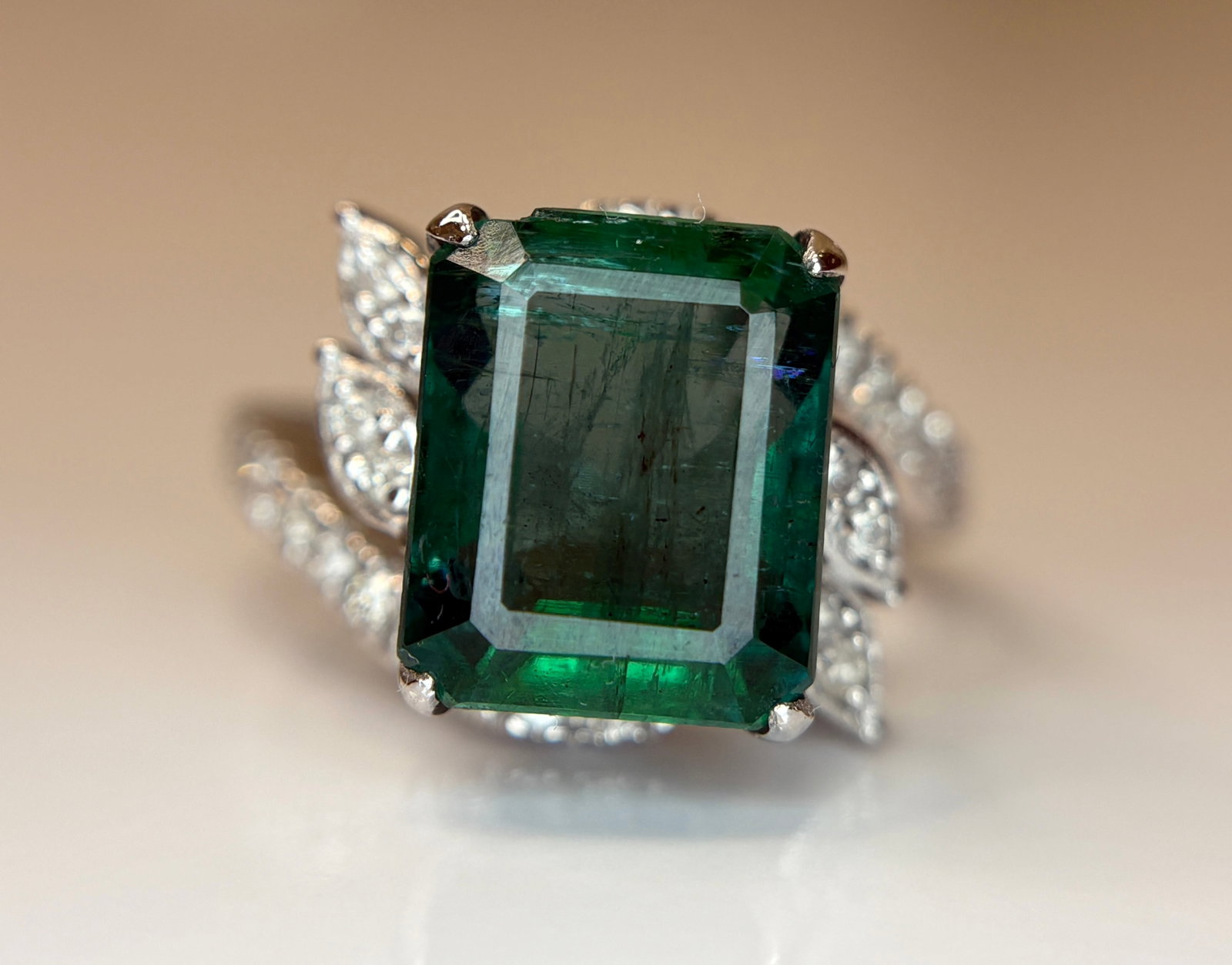 Beautiful 5.45 CT Natural Emerald With Natural Diamonds & 18k Gold - 2