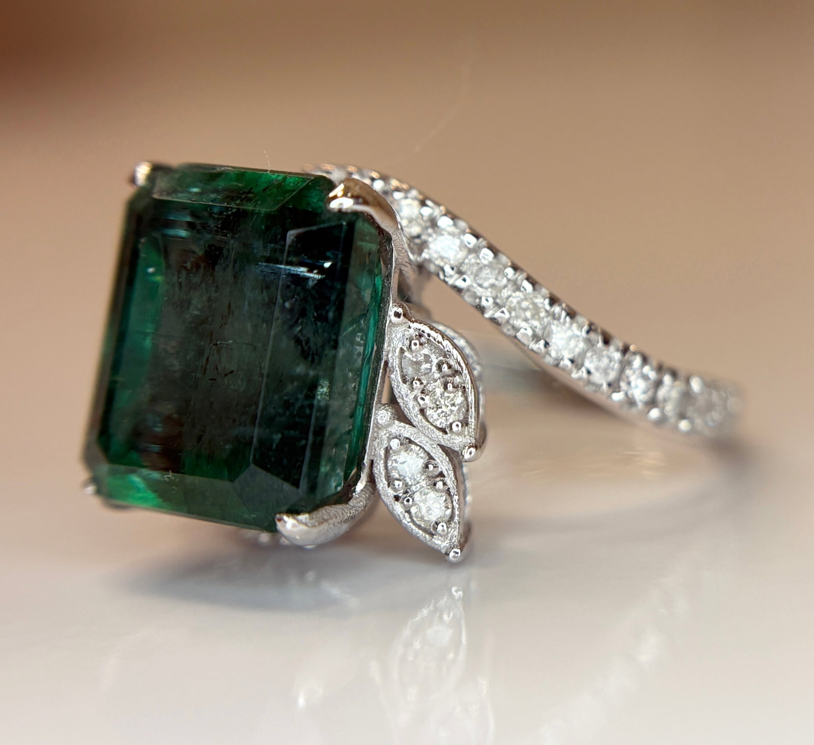 Beautiful 5.45 CT Natural Emerald With Natural Diamonds & 18k Gold - 4