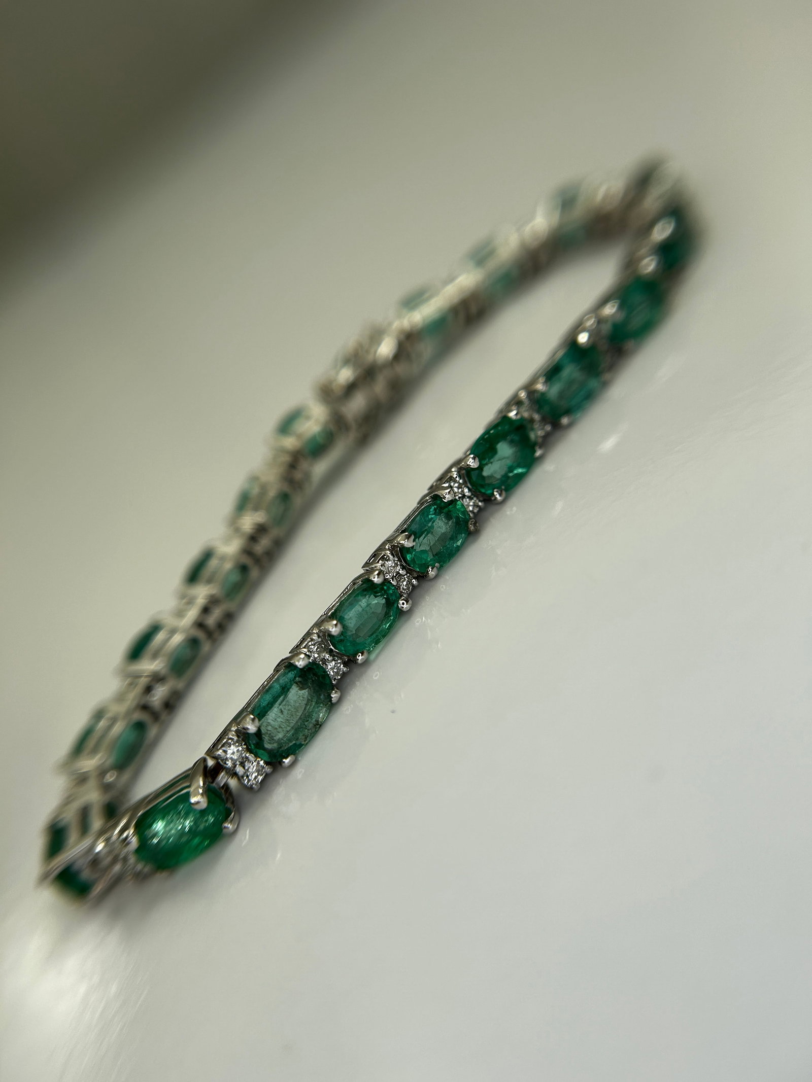Beautiful 11.10 CTS Natural Emerald Bracelet With Natural Diamonds & 18k Gold - 11