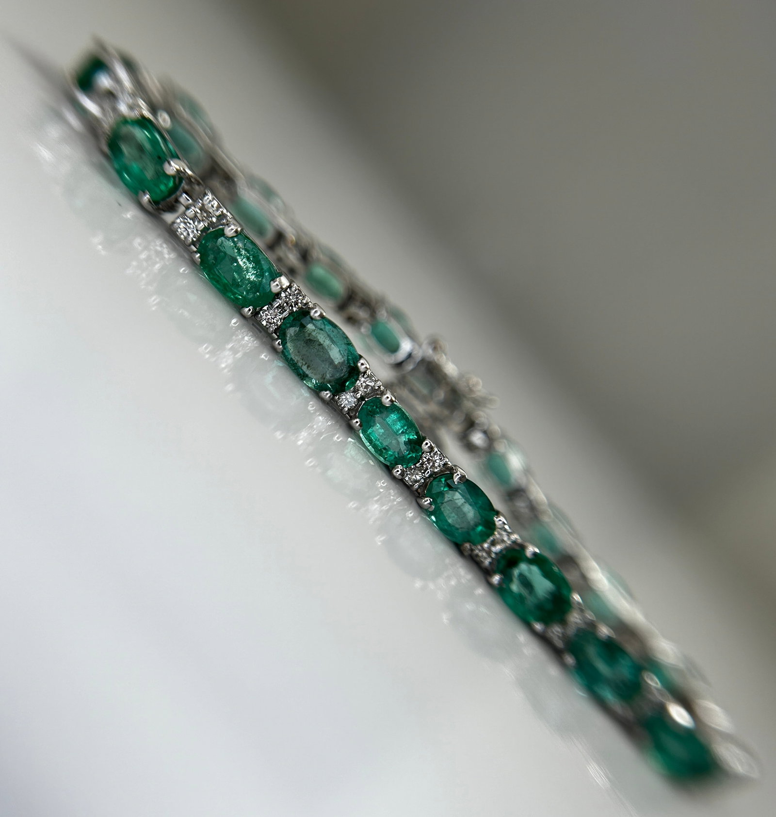 Beautiful 11.10 CTS Natural Emerald Bracelet With Natural Diamonds & 18k Gold: Title: Beautiful 11.10 CTS Natural Emerald Bracelet With Natural Diamonds & 18k Gold Description: Very Beautiful Bracelet will make someone really happy Description: Total Carat We