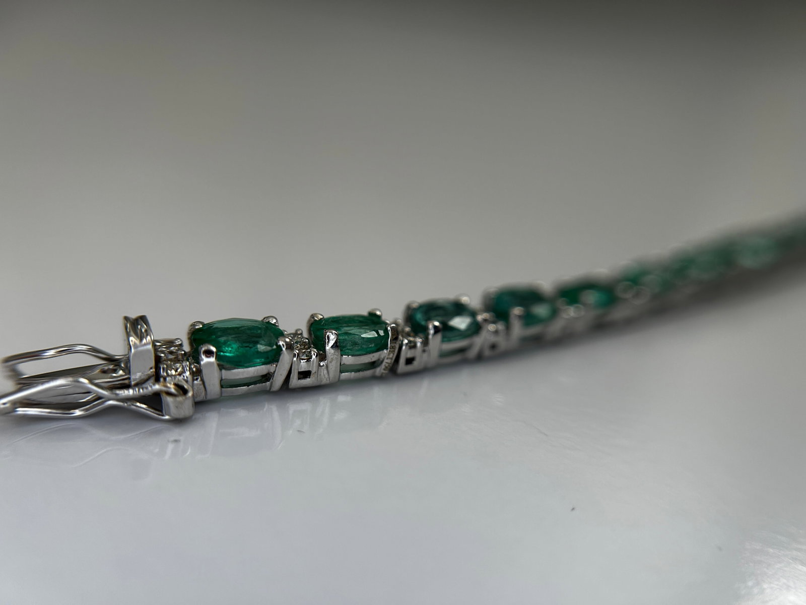 Beautiful 11.10 CTS Natural Emerald Bracelet With Natural Diamonds & 18k Gold - 3