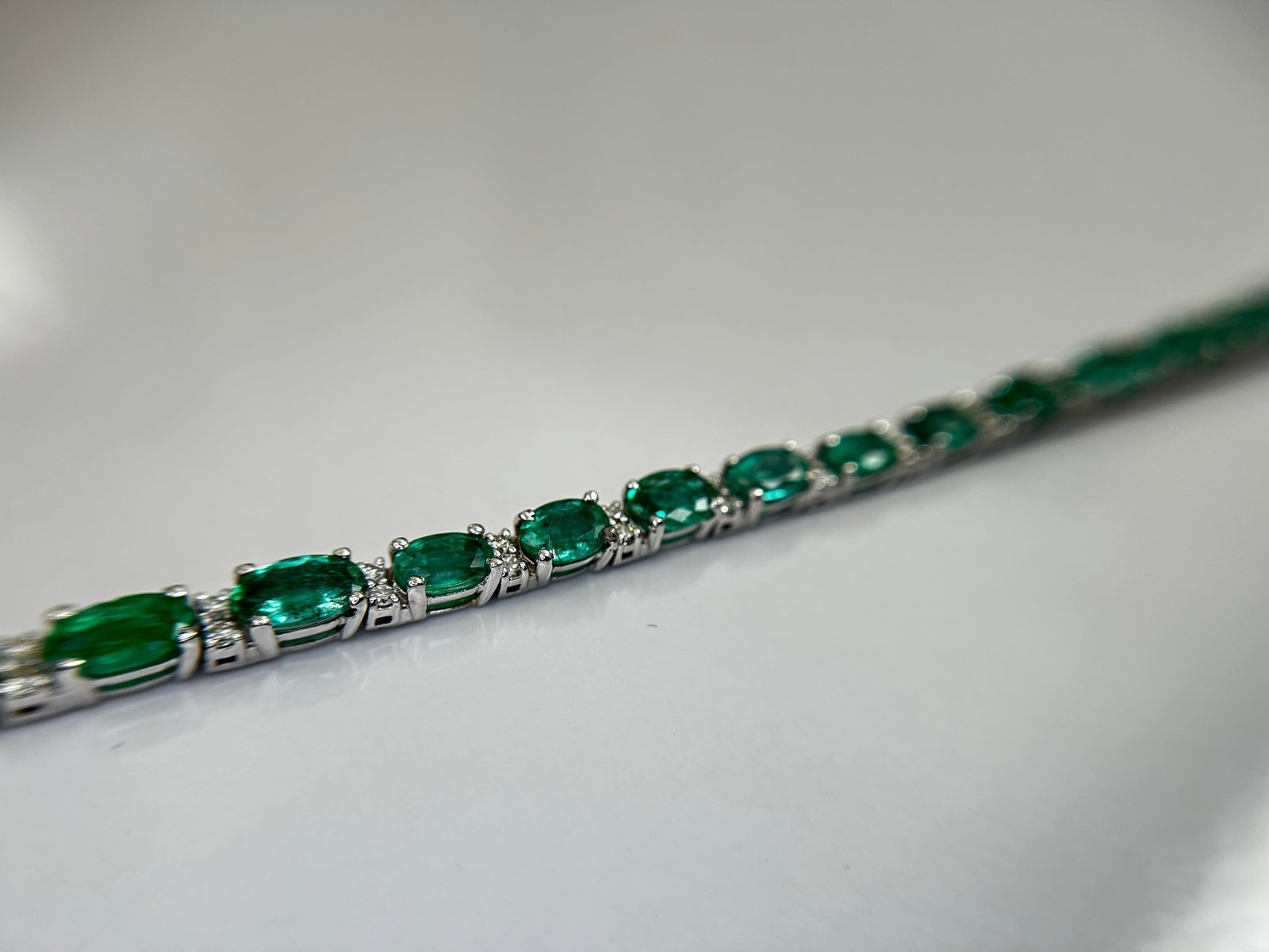 Beautiful 11.10 CTS Natural Emerald Bracelet With Natural Diamonds & 18k Gold - 4