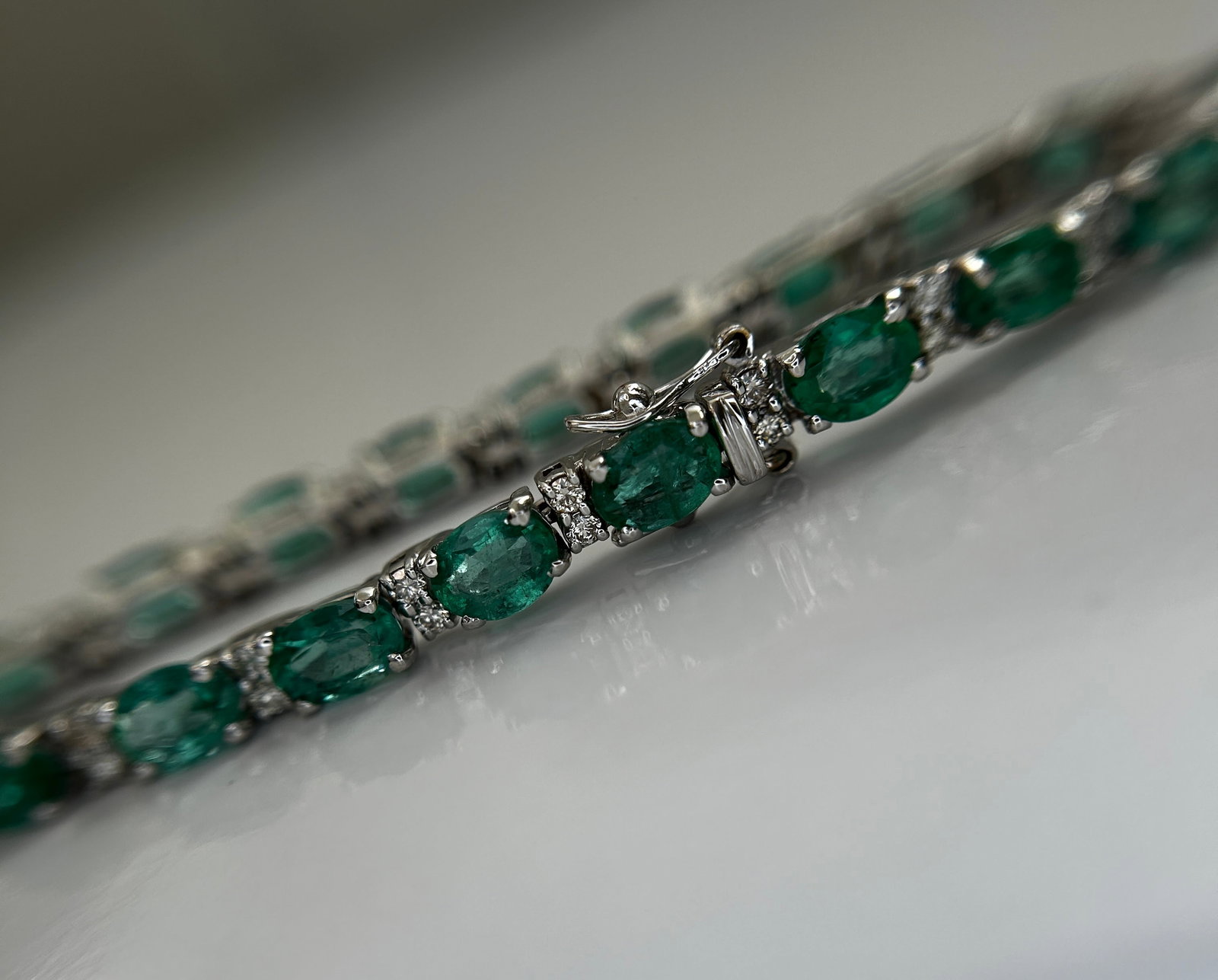 Beautiful 11.10 CTS Natural Emerald Bracelet With Natural Diamonds & 18k Gold - 6