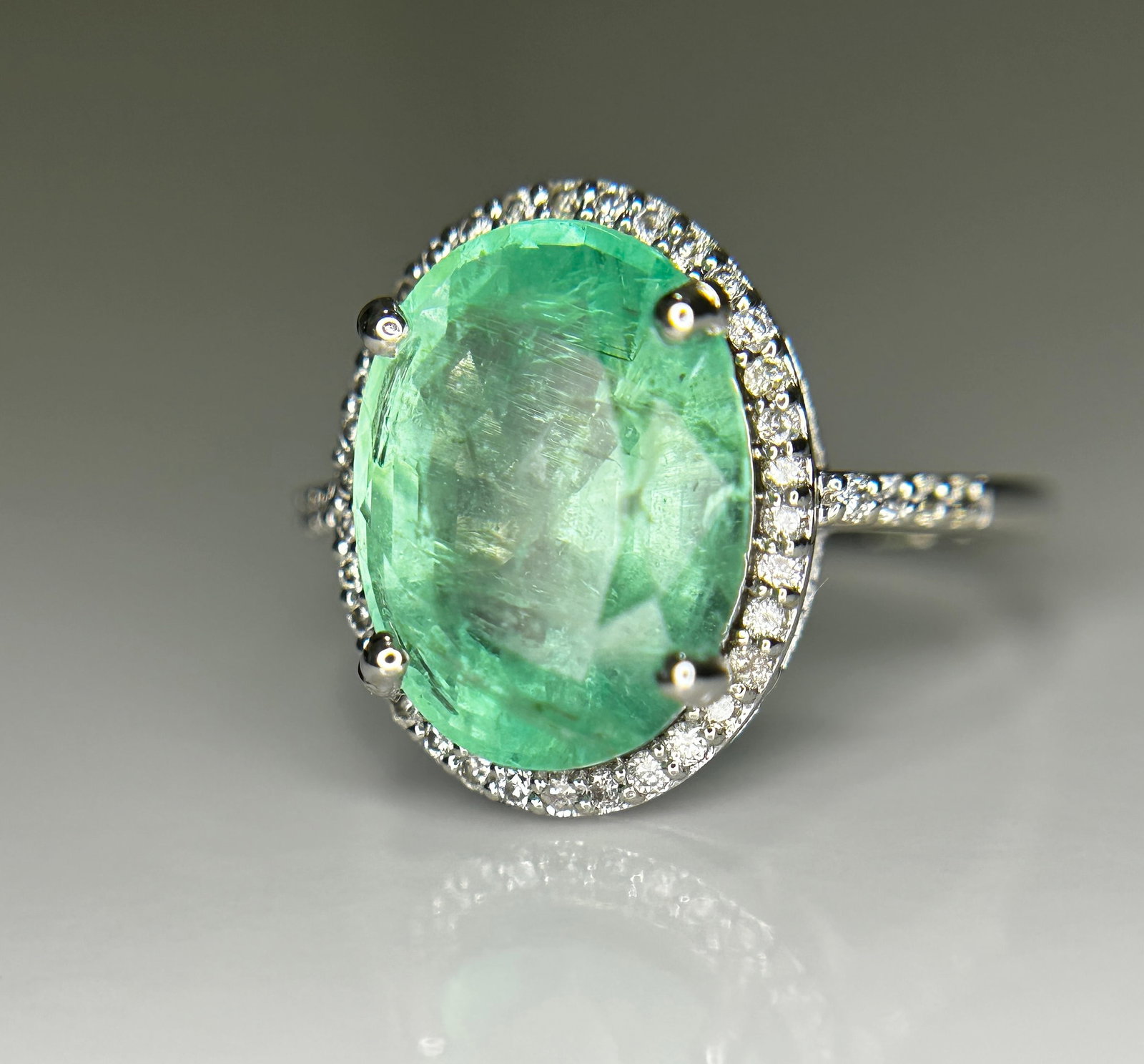 Beautiful 4.24CT Untreated Natural Columbian Emerald Ring, Diamonds & 18k Gold - 3