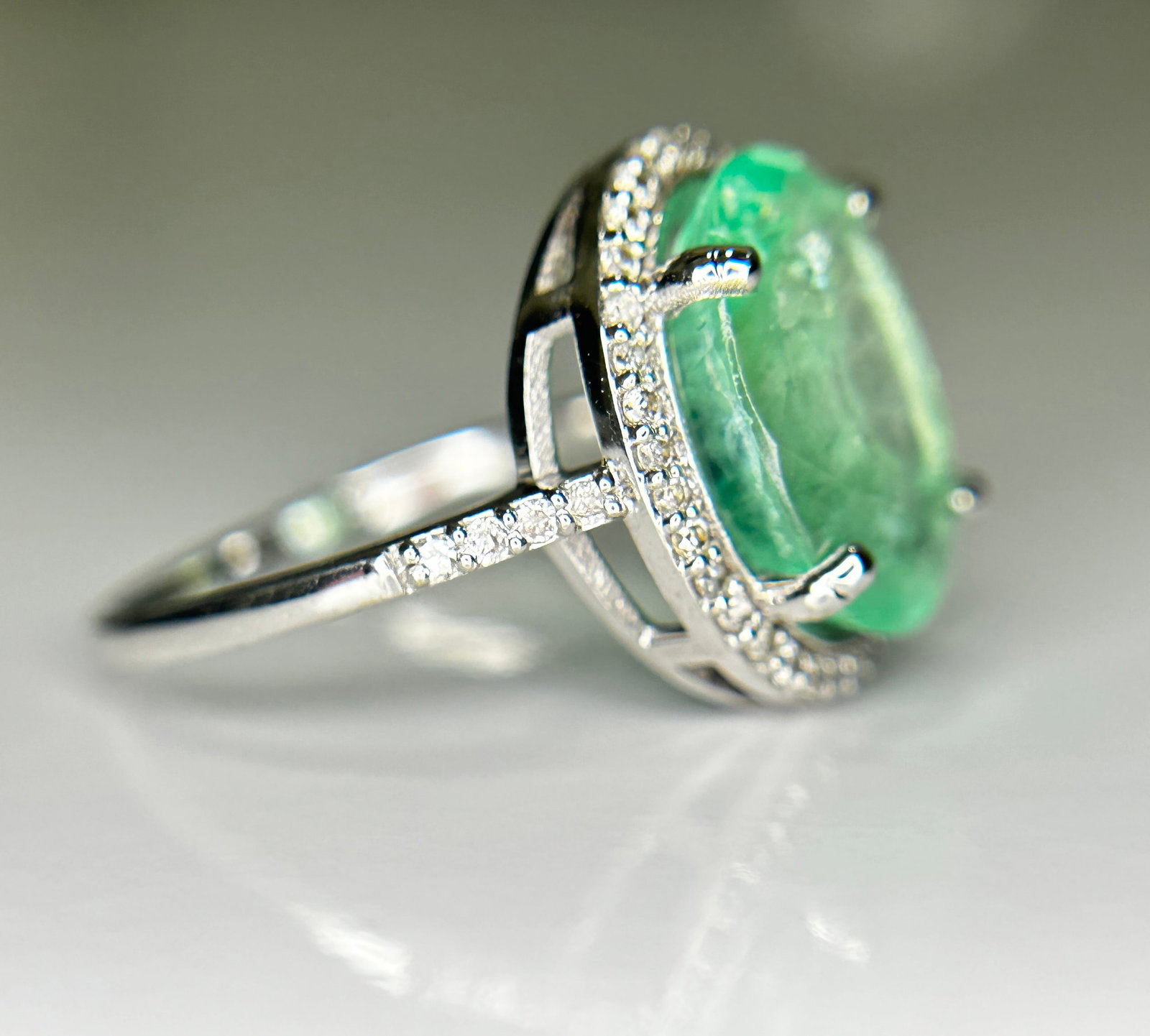 Beautiful 4.24CT Untreated Natural Columbian Emerald Ring, Diamonds & 18k Gold - 7