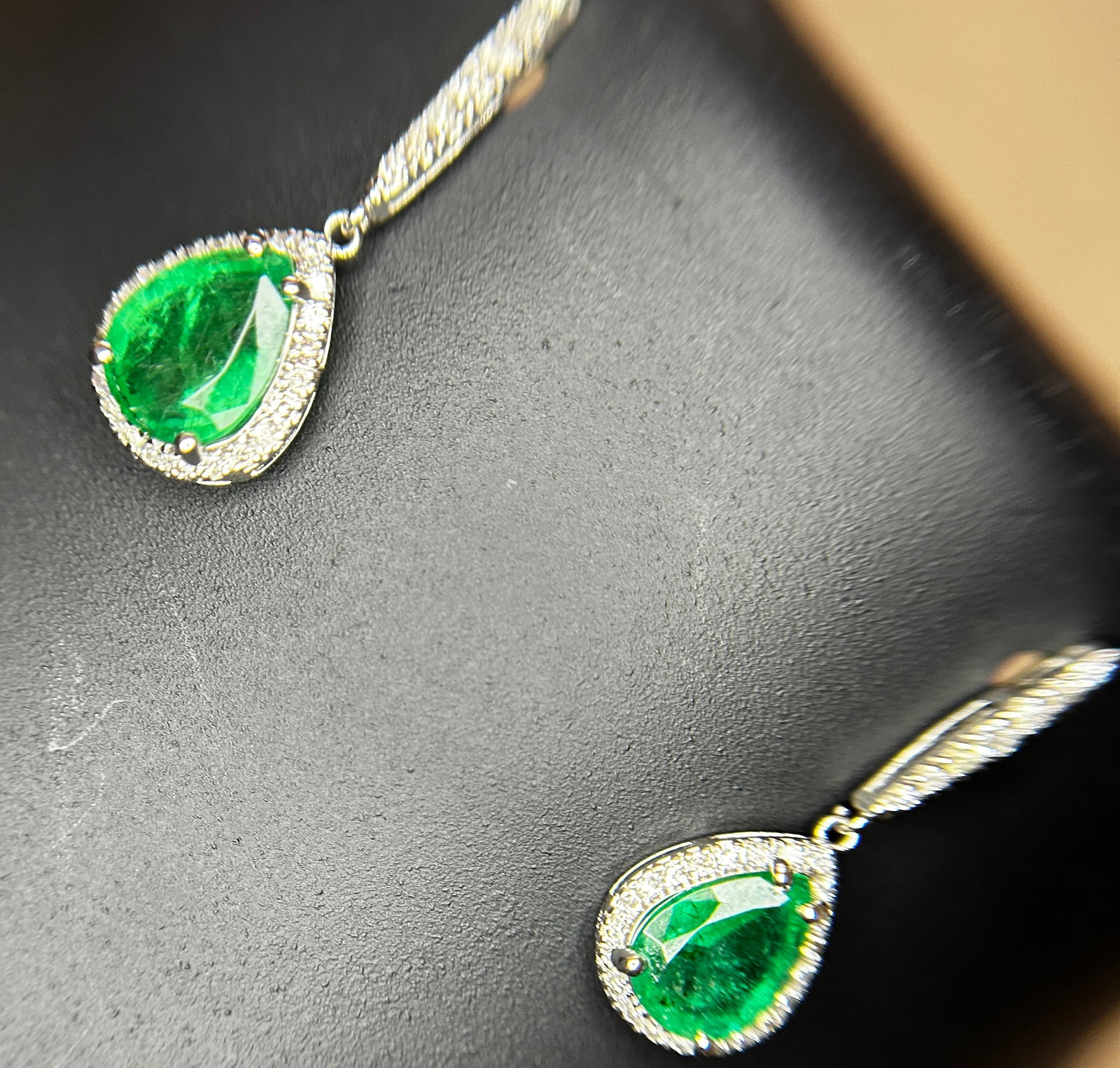 Beautiful 3.21ct Natural Emerald Earrings With Natural Diamonds & 18k Gold: Title: Beautiful 3.21ct Natural Emerald Earrings With Natural Diamonds & 18k Gold Description: Beautiful 3.21ct Natural Emerald Earrings With Natural Diamonds & 18k Gold Description: Total
