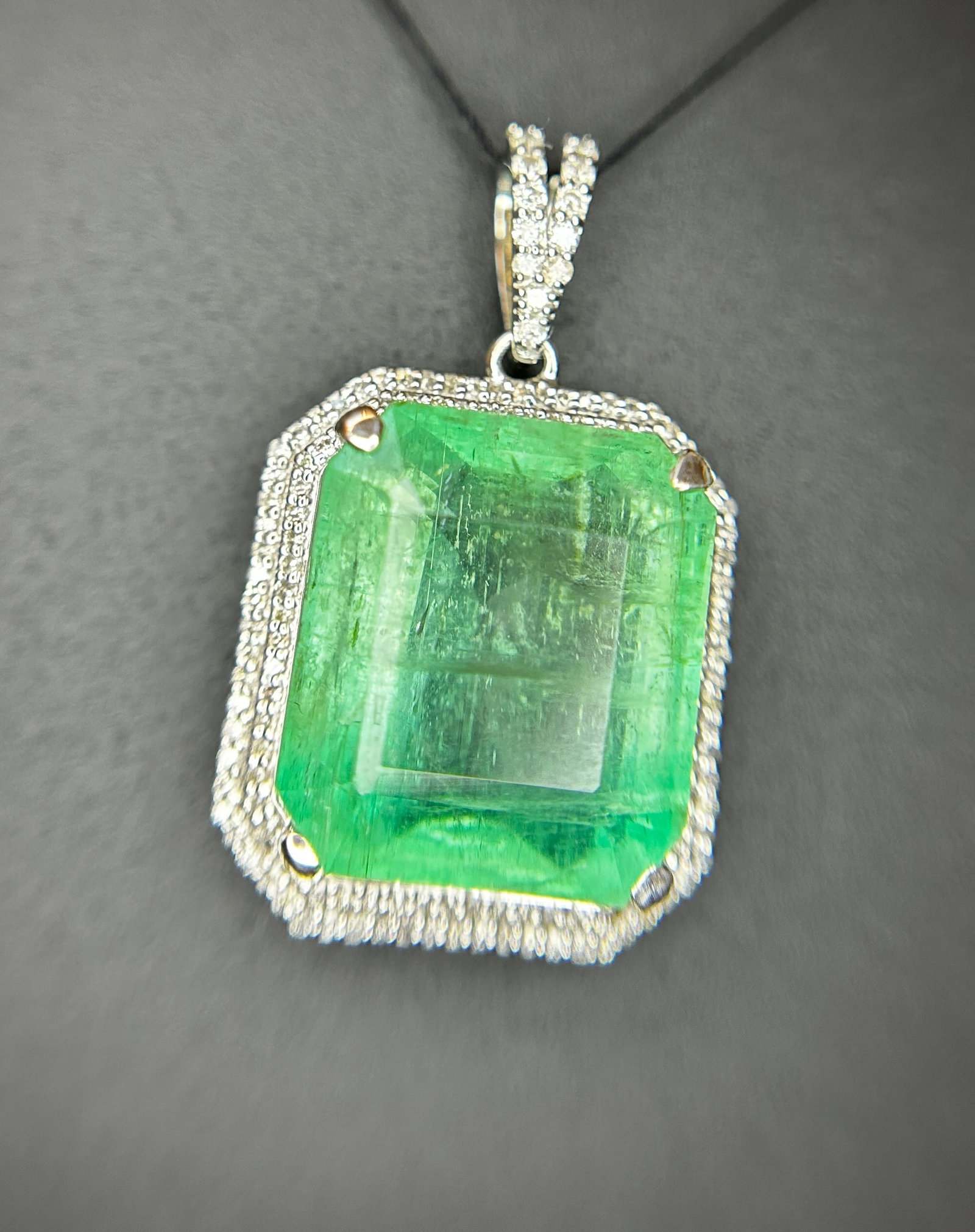 Beautiful 19.58 ct Natural Columbian Emerald With Natural Diamonds & 18k Gold - 2