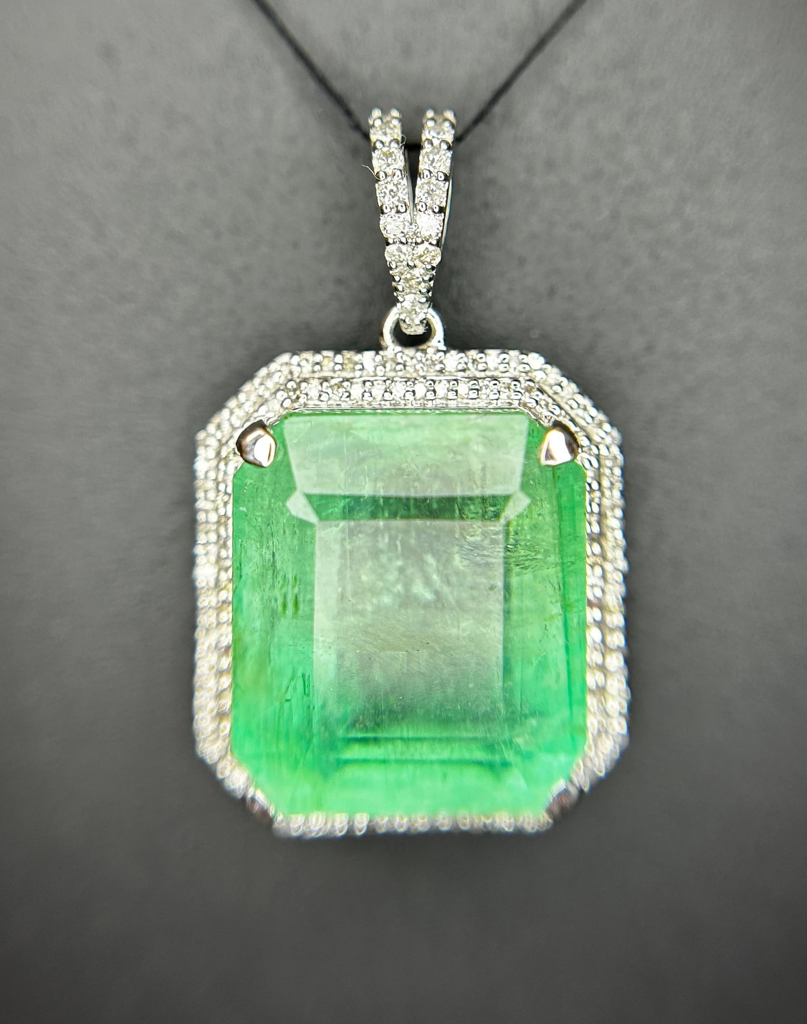 Beautiful 19.58 ct Natural Columbian Emerald With Natural Diamonds & 18k Gold - 3