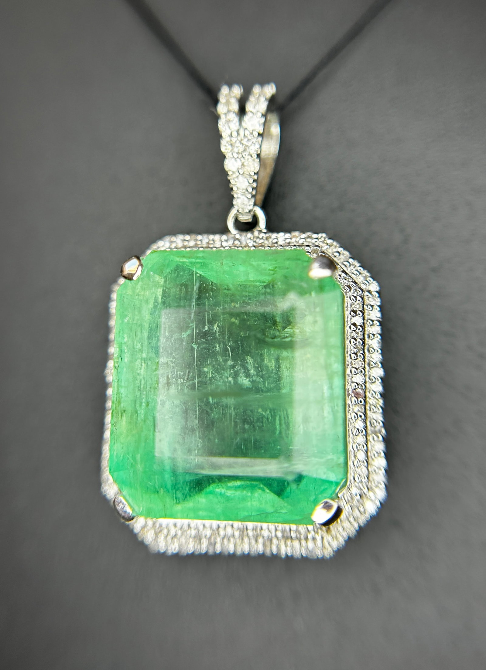 Beautiful 19.58 ct Natural Columbian Emerald With Natural Diamonds & 18k Gold - 4