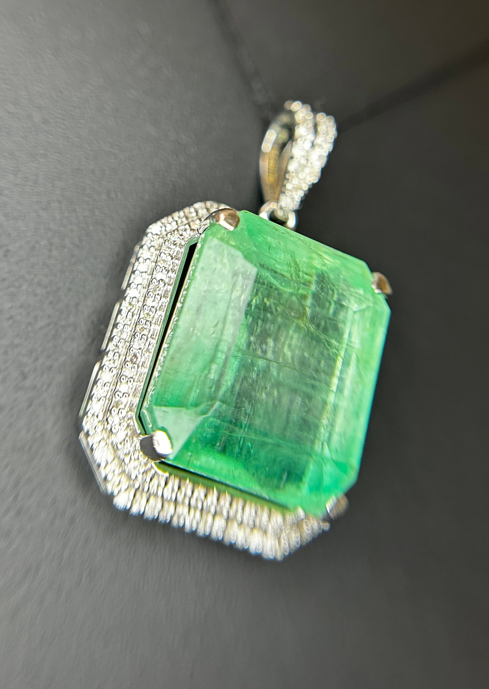 Beautiful 19.58 ct Natural Columbian Emerald With Natural Diamonds & 18k Gold - 6