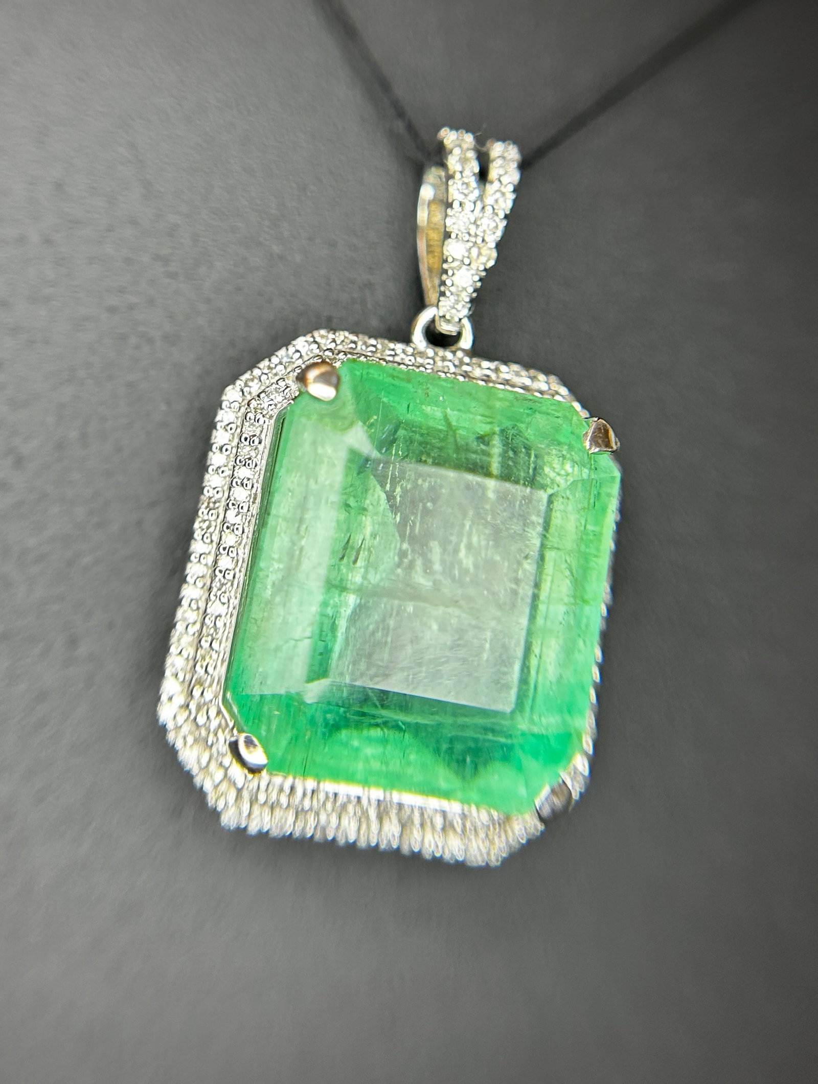 Beautiful 19.58 ct Natural Columbian Emerald With Natural Diamonds & 18k Gold - 7