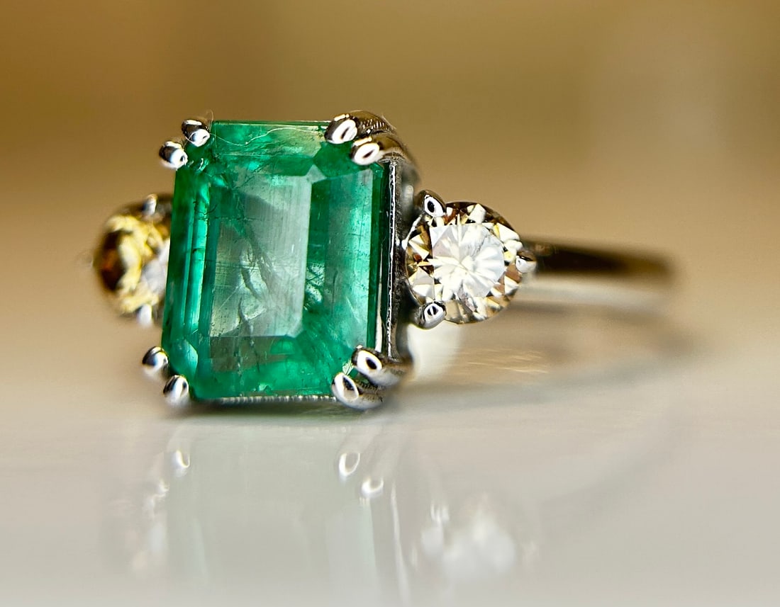 Beautiful Natural Emerald 2.41 CT With Natural Diamonds & 18k Gold - 2