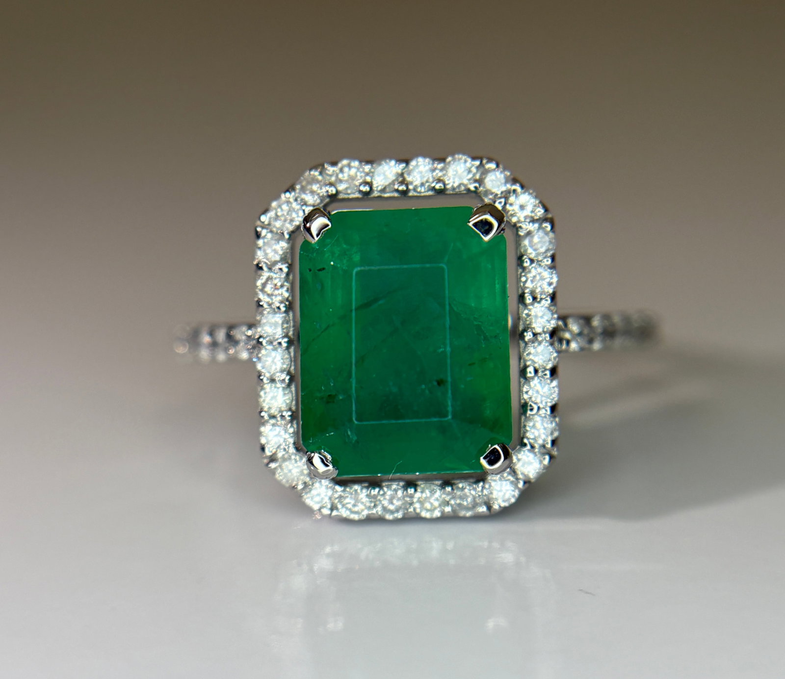 Beautiful 3.50 CT Natural Emerald Ring With Natural Diamonds & Platinum 950: Title: Beautiful 3.50 CT Natural Emerald Ring With Natural Diamonds & Platinum 950 Description: Beautiful 3.50 CT Natural Emerald Ring With Natural Diamonds & Platinum 950 Description:<