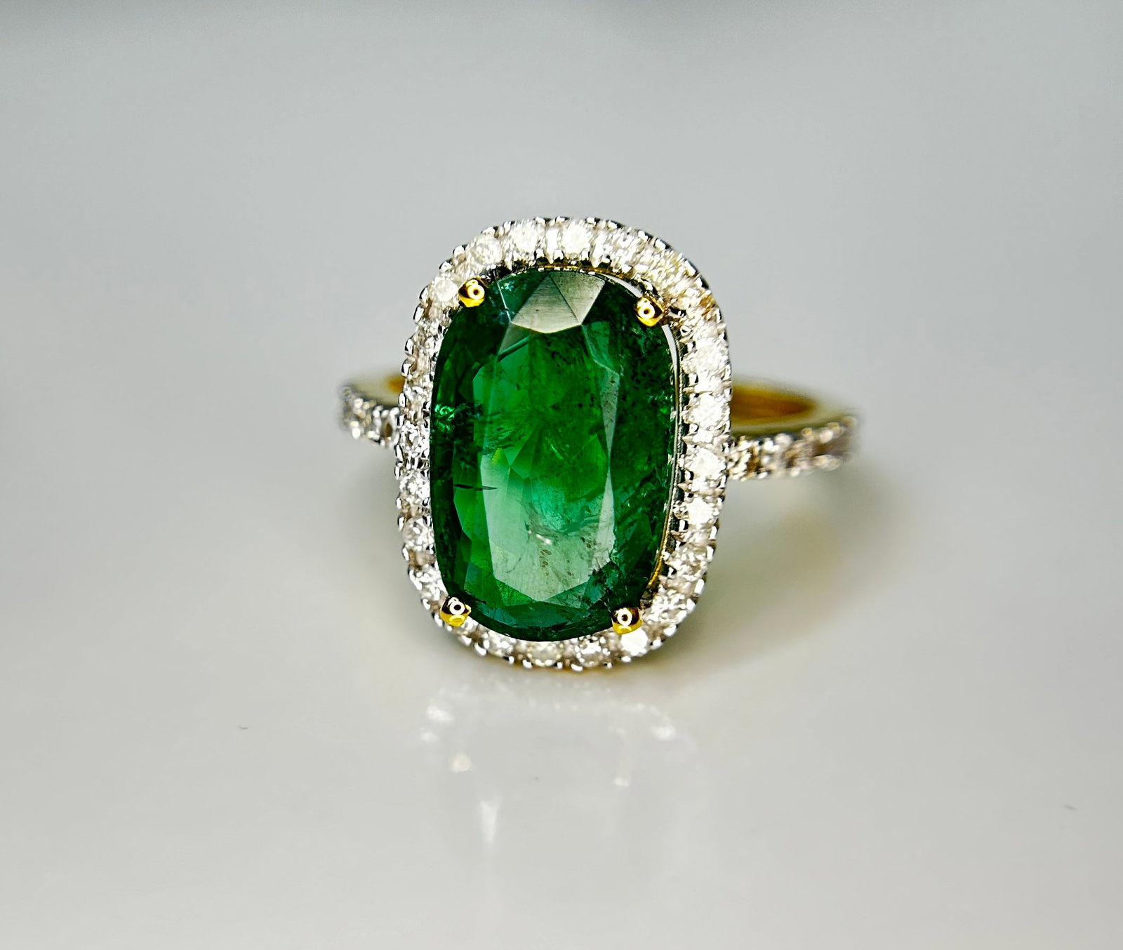 Beautiful Natural Emerald 3.90 CT With Natural Diamonds & 18k Gold - 2