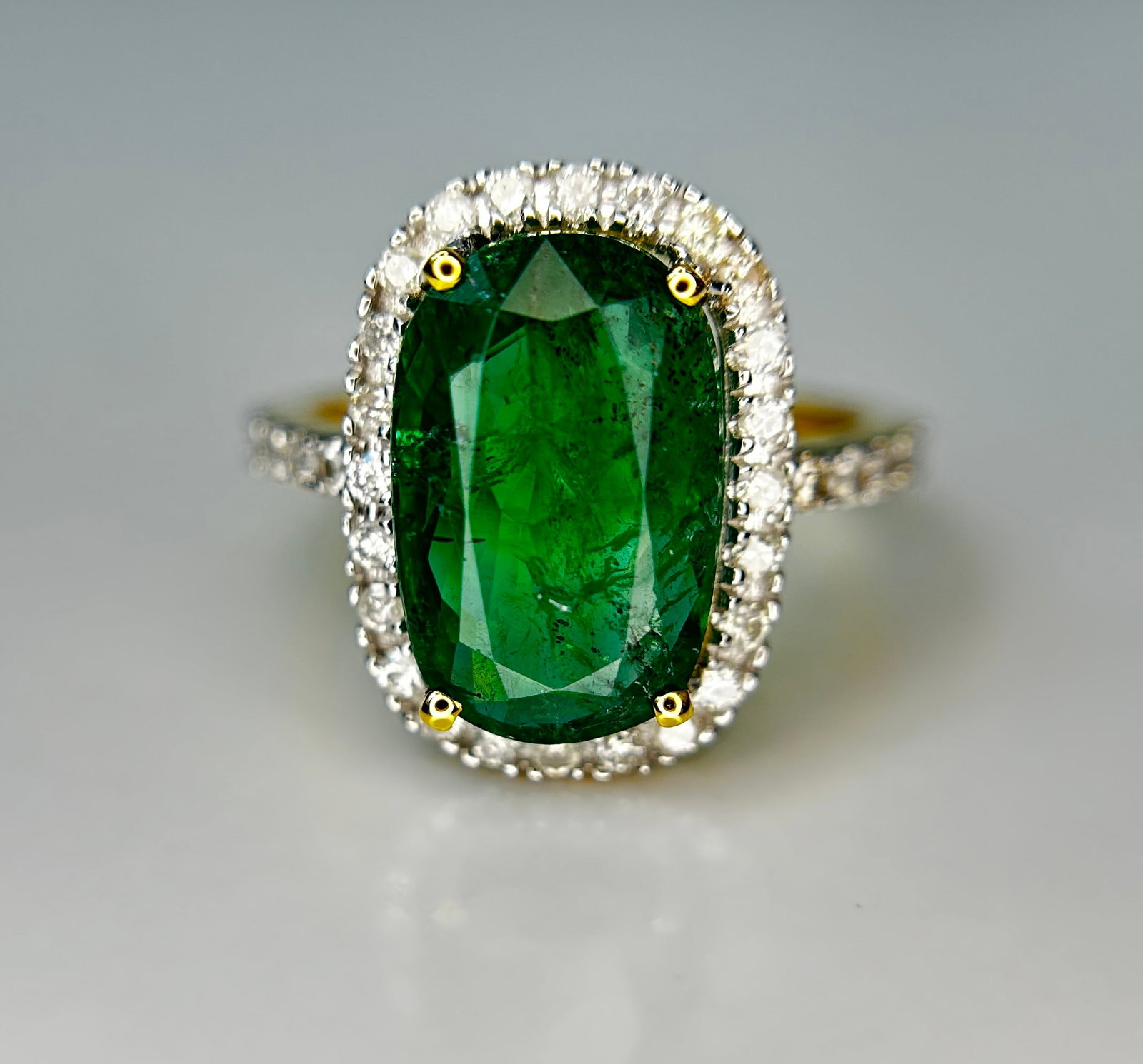 Beautiful Natural Emerald 3.90 CT With Natural Diamonds & 18k Gold - 3