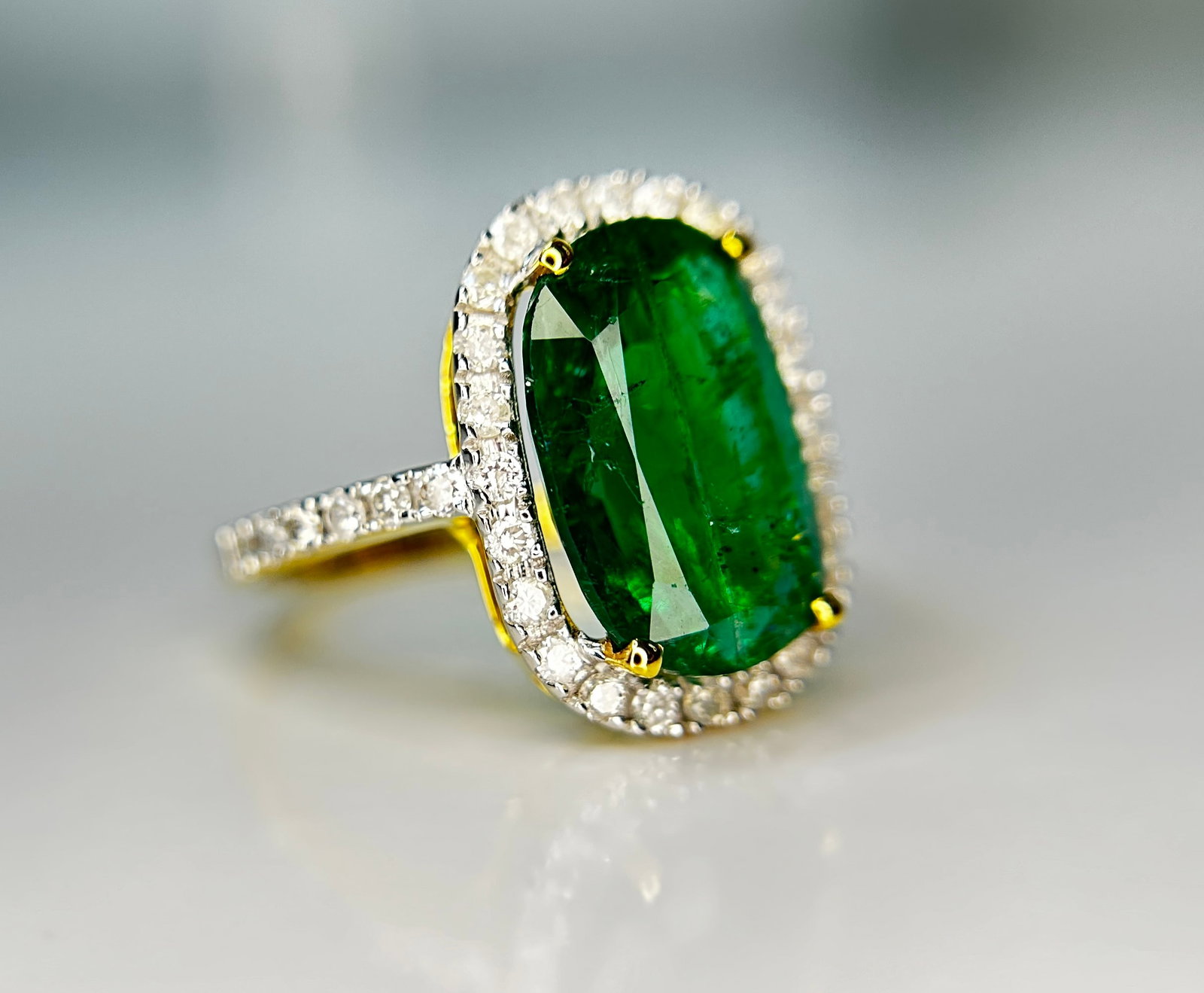 Beautiful Natural Emerald 3.90 CT With Natural Diamonds & 18k Gold - 7