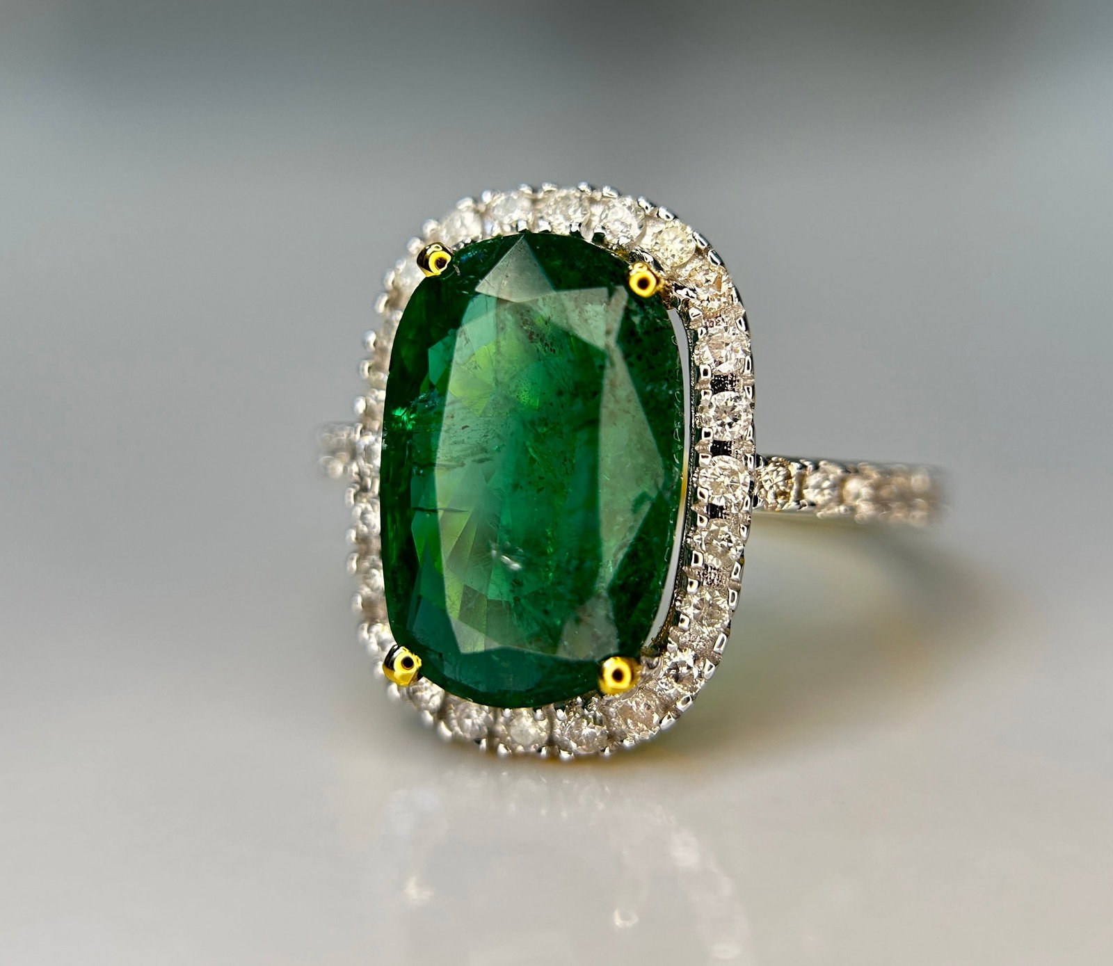 Beautiful Natural Emerald 3.90 CT With Natural Diamonds & 18k Gold - 9