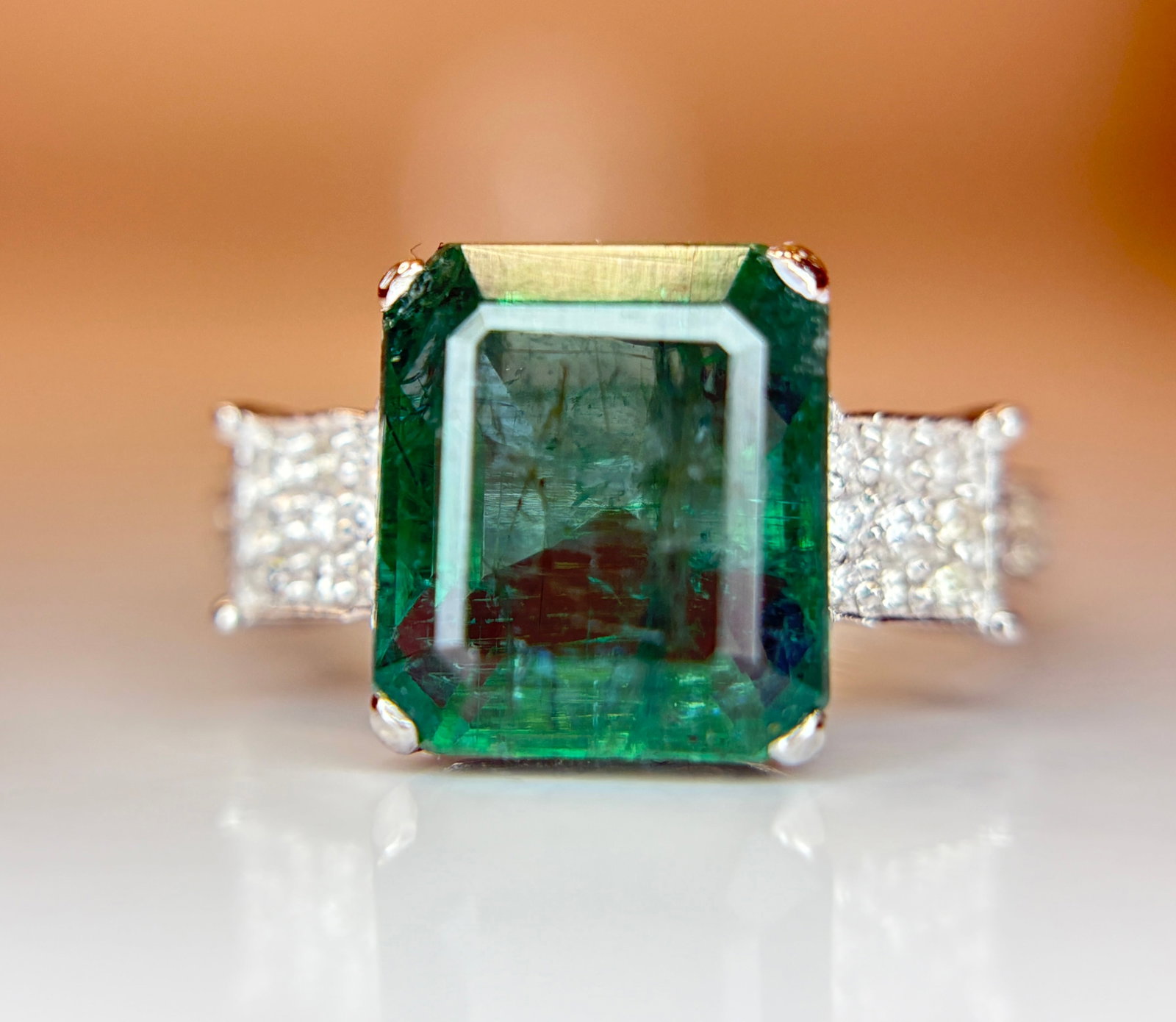 Beautiful 4.49 CT Natural Emerald With Natural Diamonds & 18k Gold: Title: Beautiful 4.49 CT Natural Emerald With Natural Diamonds & 18k Gold Description: Beautiful 4.49 CT Natural Emerald With Natural Diamonds & 18k Gold Description: Total Carat Weight -