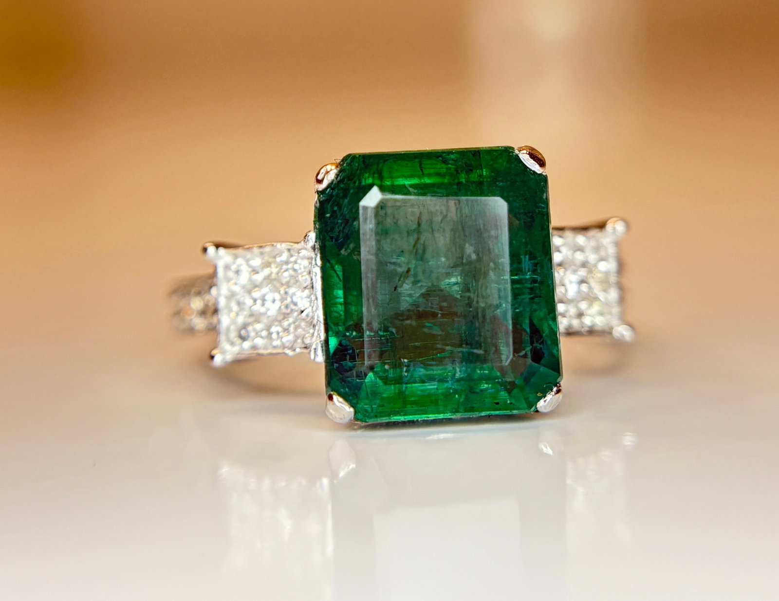 Beautiful 4.49 CT Natural Emerald With Natural Diamonds & 18k Gold - 2