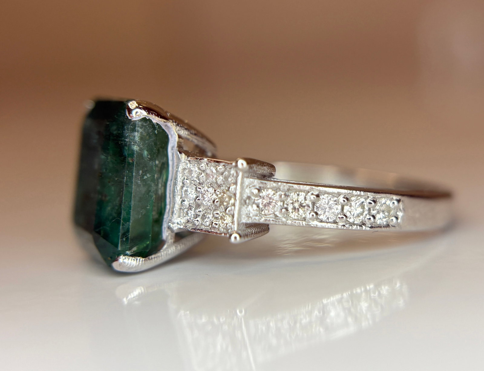 Beautiful 4.49 CT Natural Emerald With Natural Diamonds & 18k Gold - 4