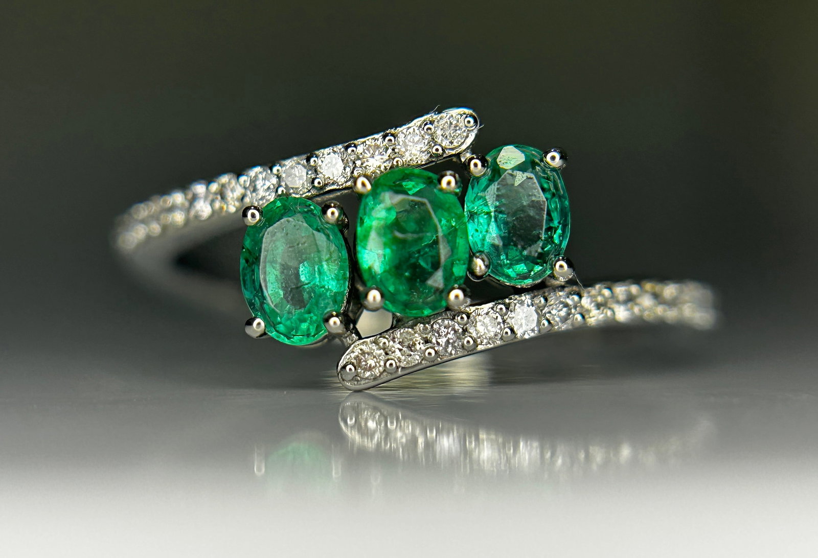 Beautiful 0.62Ct Natural Emerald Ring With Natural Diamonds & Platinum 950: Title: Beautiful 0.62Ct Natural Emerald Ring With Natural Diamonds & Platinum 950 Description: Beautiful 0.62Ct Natural Emerald Ring With Natural Diamonds & Platinum 950 Description: Total