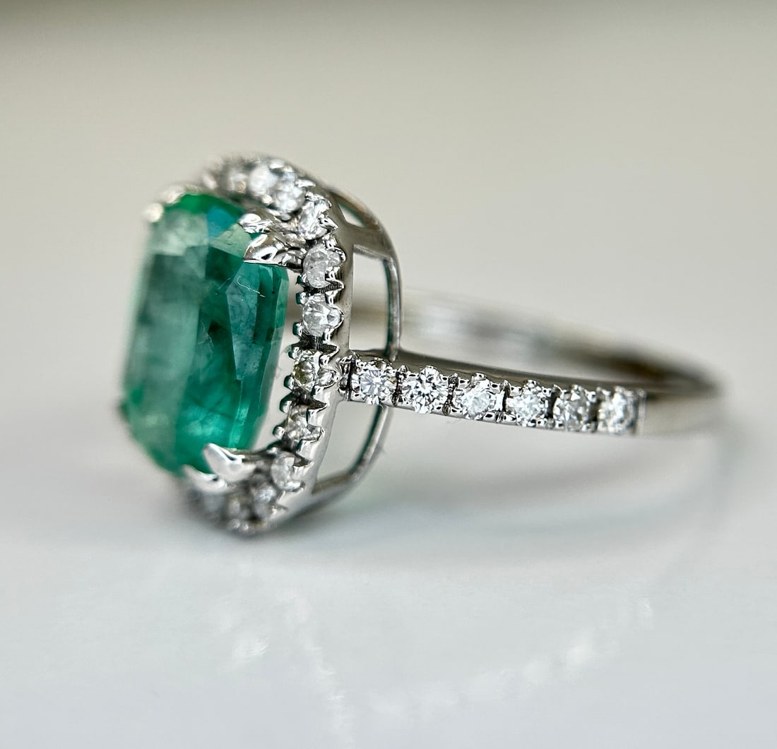 Beautiful Natural Emerald 2.42 CT With Natural Diamonds & 18k Gold - 3