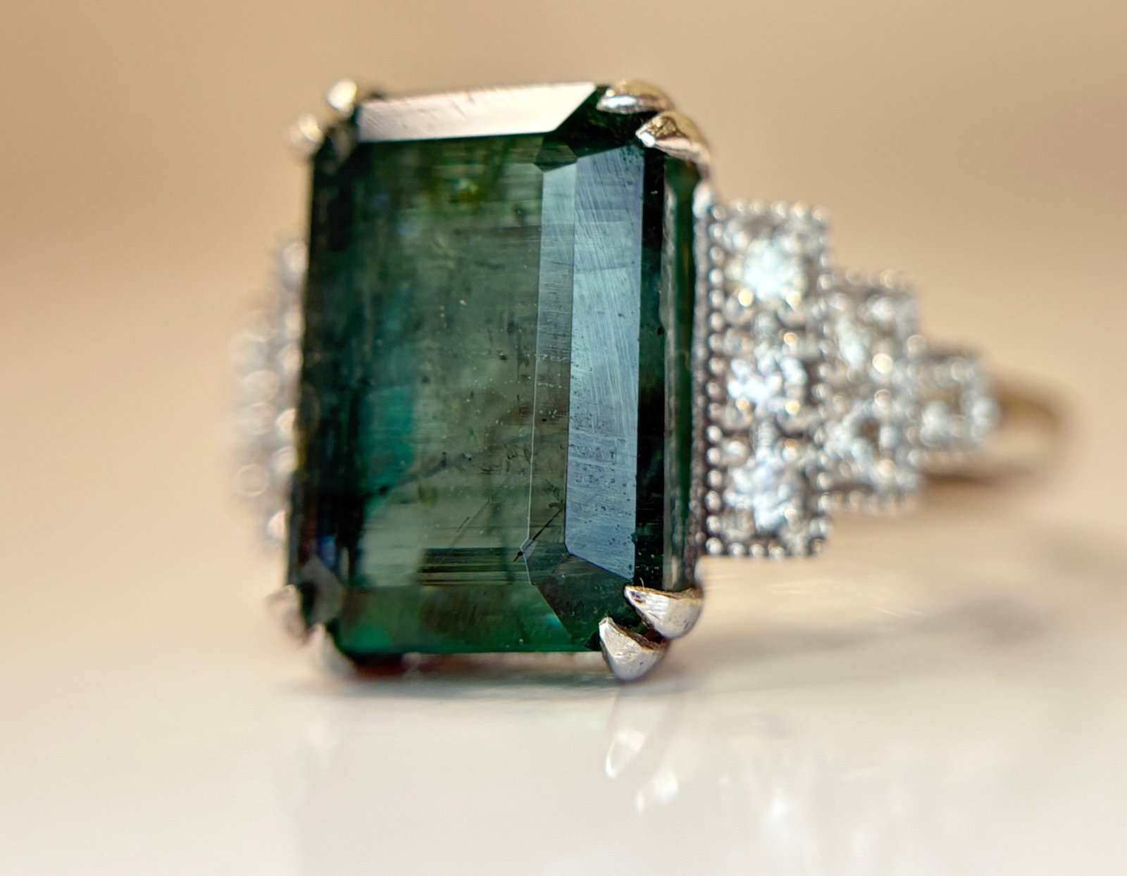 Beautiful 5.84 CT Natural Emerald With Natural Diamonds & 18k Gold - 4