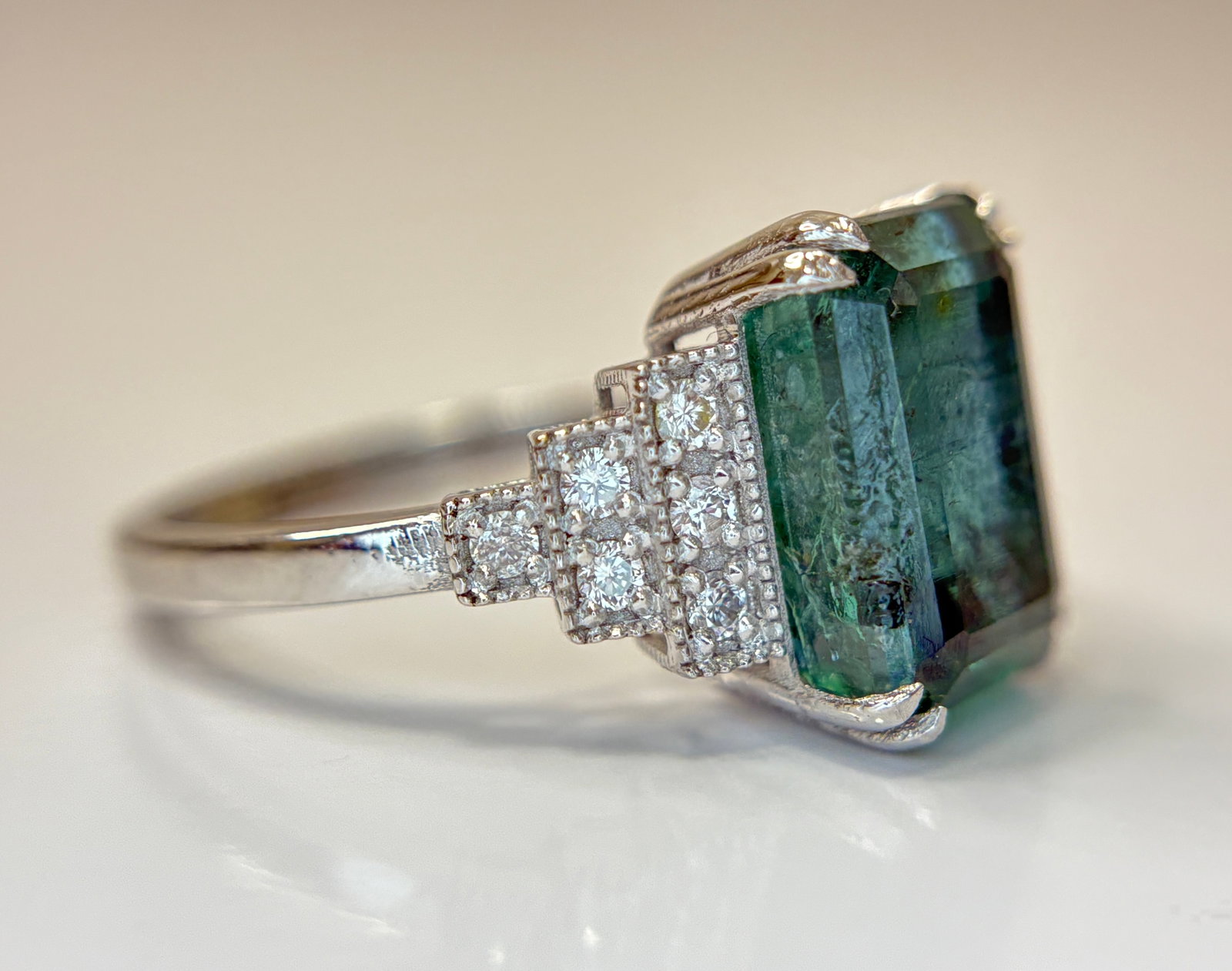 Beautiful 5.84 CT Natural Emerald With Natural Diamonds & 18k Gold - 7