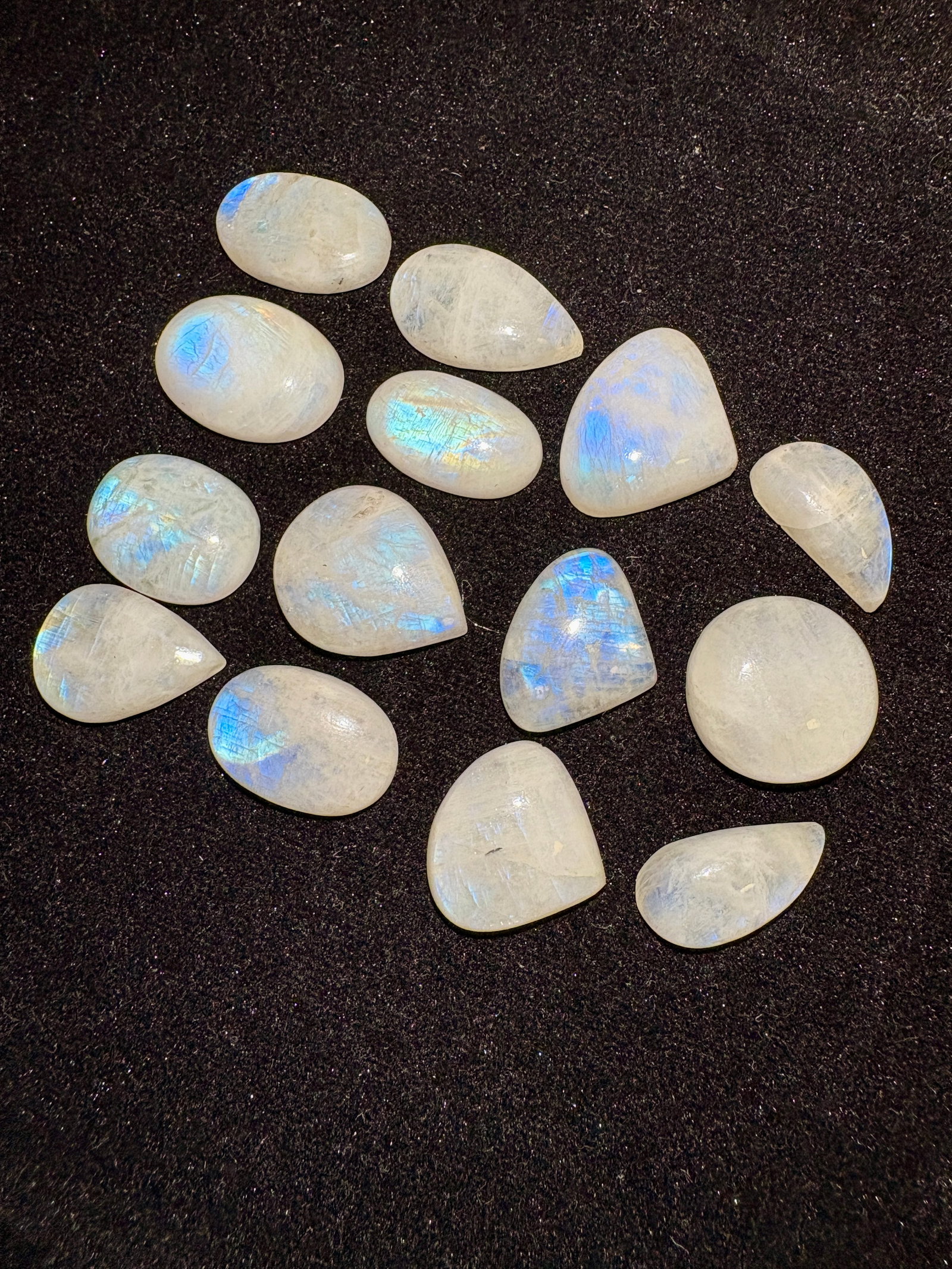 234.80ct Moonstone Lot Loose: Title: 234.80ct Moonstone Lot Loose Description: 234.80ct moonstone lot loose Condition: New Delivery option: Collection & Delivery Location: LU5 Category: Jewellery