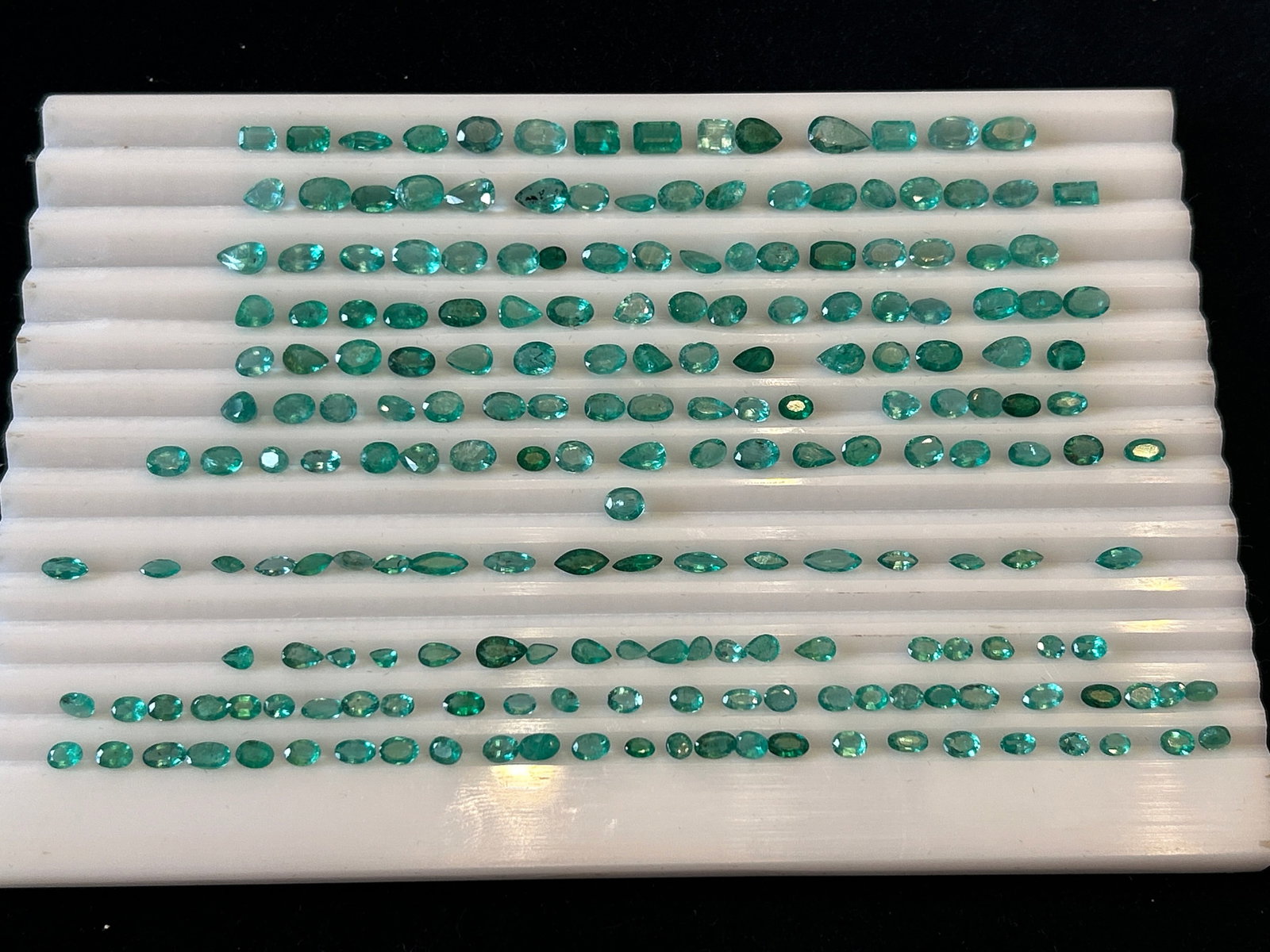 62ct Natural Emerald: Title: 62ct Natural Emerald Description: 62ct Natural Emerald mm sizes Ideal for necklaces, bracelets, rings and earrings Condition: New Delivery option: Collection & Delivery