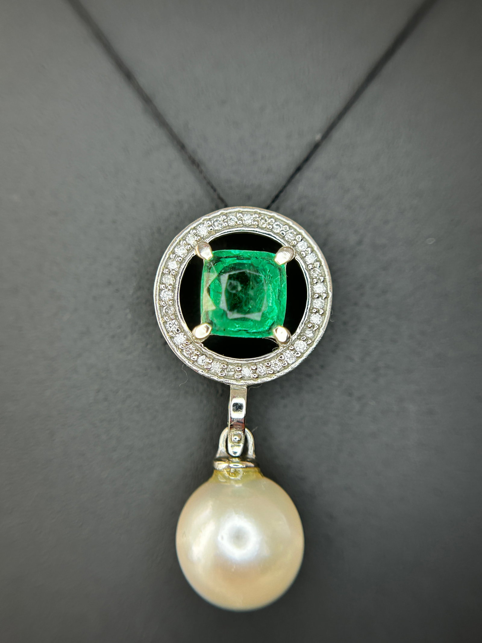 Beautiful 5.55CT South Sea Pearl, 1.14ct Emerald, Diamonds & 950 Platinum Pendant: Title: Beautiful 5.55CT South Sea Pearl, 1.14ct Emerald, Diamonds & 950 Platinum Pendant Description: Beautiful 5.55CT South Sea Pearl, 1.14ct Emerald, Diamonds & 950 Platinum Pendant