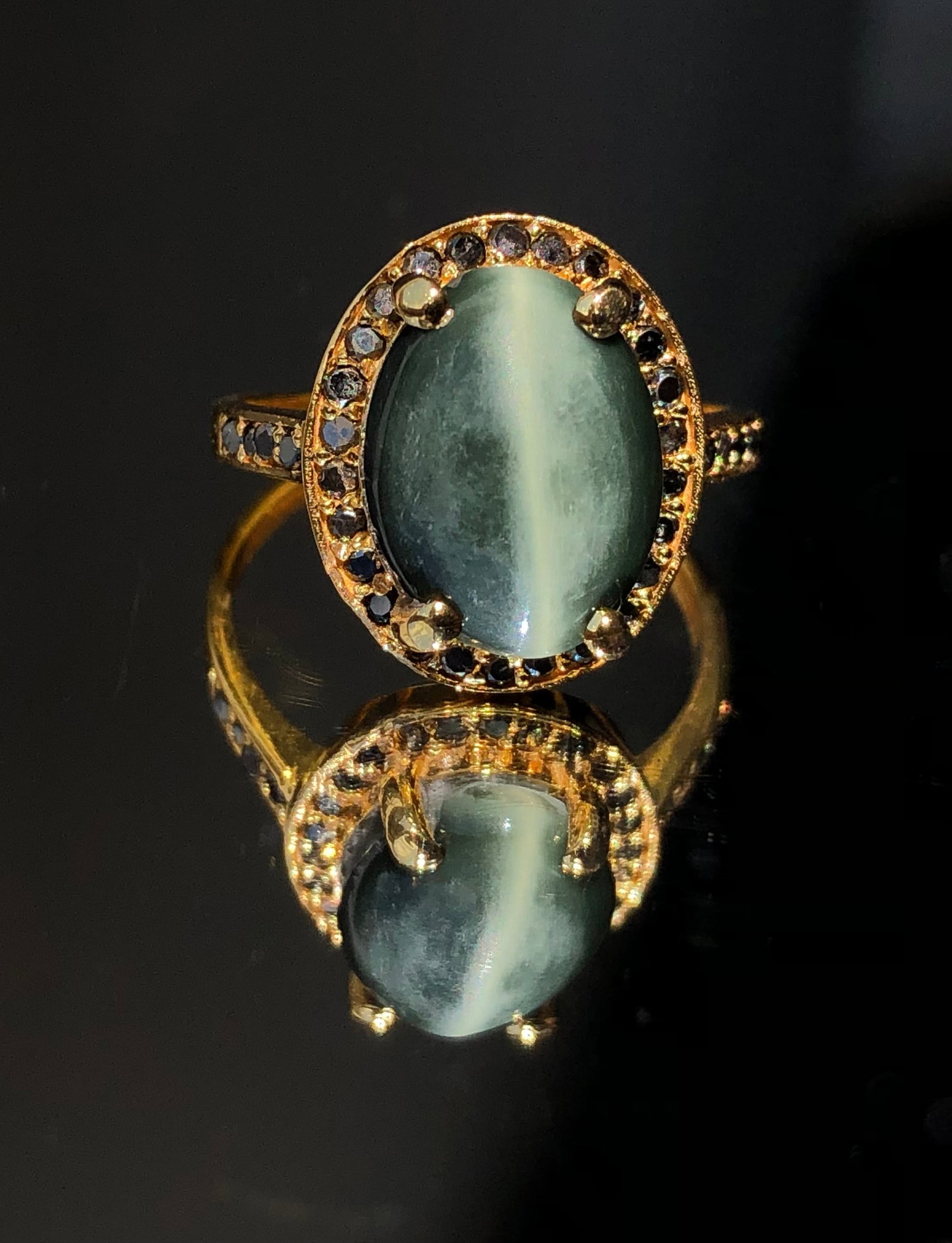Beautiful Natural 3.05ct Cat’s Eye Ring With Natural Black Diamonds and 18k Gold: Title: Beautiful Natural 3.05ct Cat’s Eye Ring With Natural Black Diamonds and 18k Gold Description: Beautiful Natural 3.05ct Cat’s Eye Ring With Natural Black Diamonds and 18k Gold