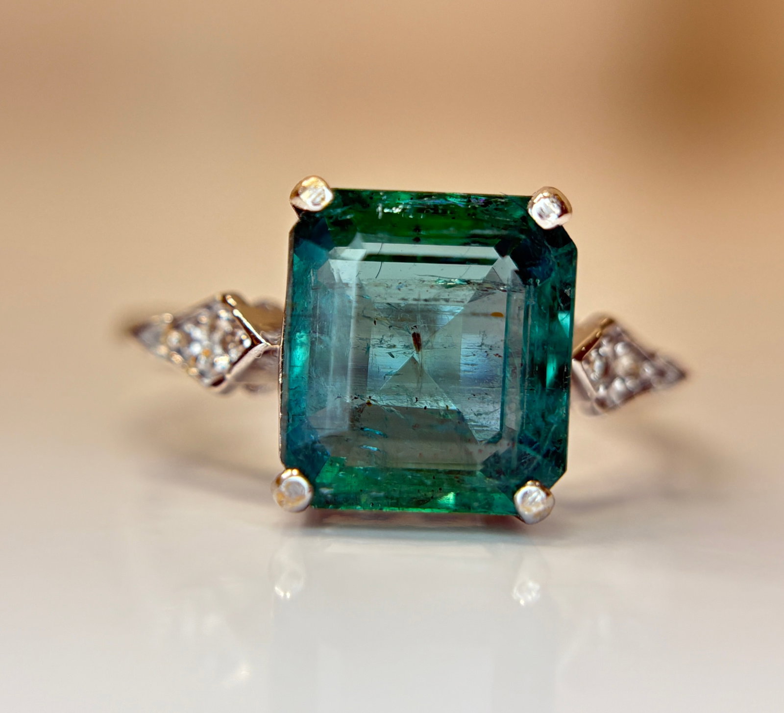 Beautiful 3.04 CT Natural Emerald With Natural Diamonds & 18k Gold: Title: Beautiful 3.04 CT Natural Emerald With Natural Diamonds & 18k Gold Description: Beautiful 3.04 CT Natural Emerald With Natural Diamonds & 18k Gold Description: Total Carat Weight -