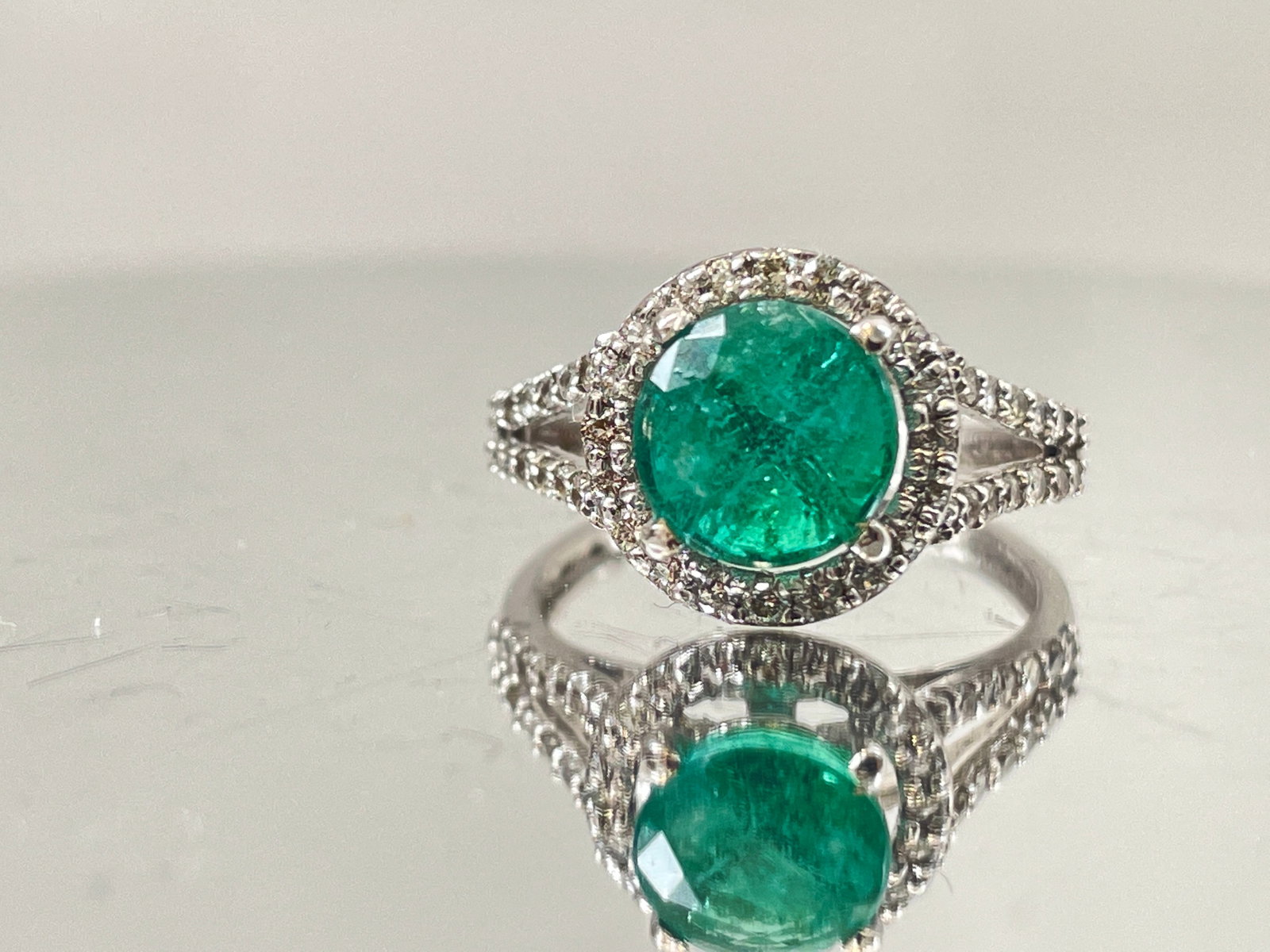Beautiful 1.96Ct Natural Emerald With Natural Diamonds & 18k Gold: Title: Beautiful 1.96Ct Natural Emerald With Natural Diamonds & 18k Gold Description: Beautiful 1.96 Ct Natural Emerald With Natural Diamonds & 18k Gold Description: Total Carat Weight - 2.44