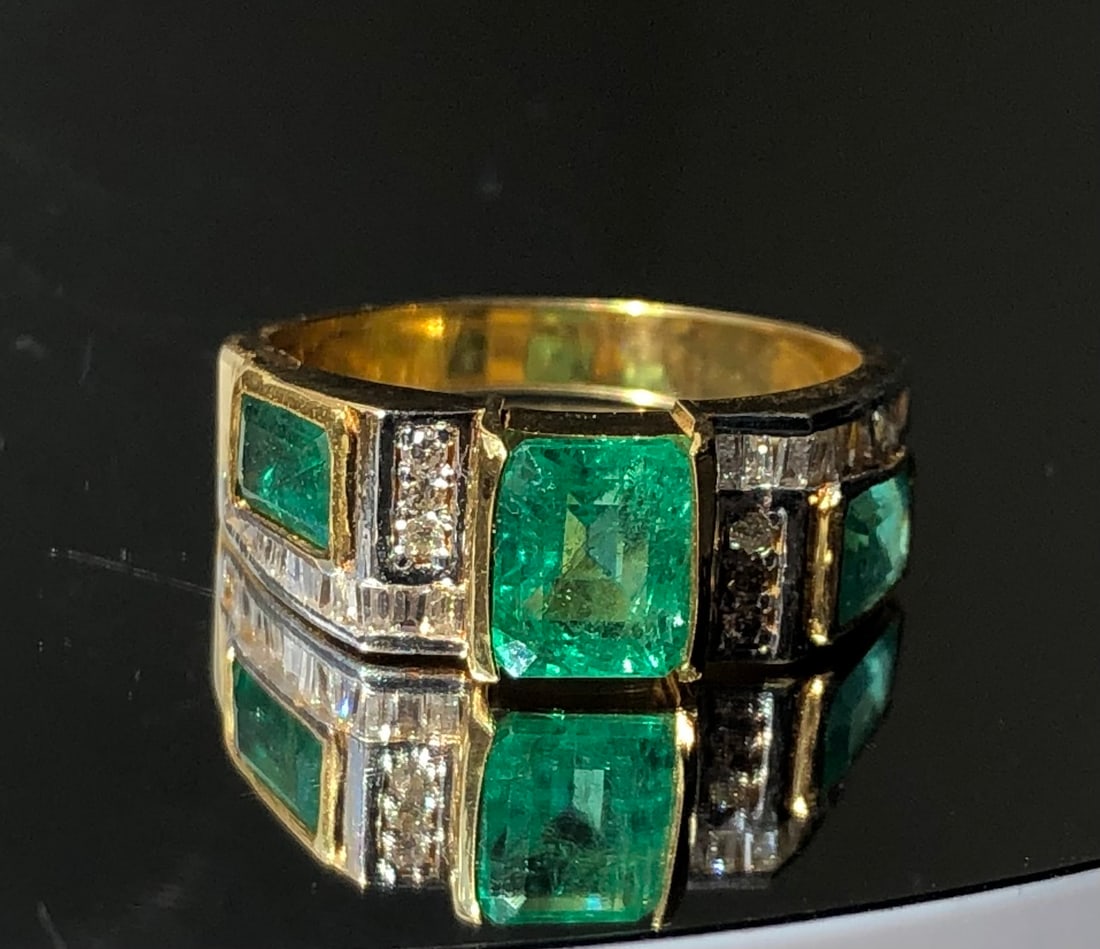 Beautiful 2.80 Carat Natural Emerald Ring With Natural Diamonds and 18k Gold: Title: Beautiful 2.80 Carat Natural Emerald Ring With Natural Diamonds and 18k Gold Description: Beautiful 2.80 Carat Natural Emerald Ring With Natural Diamonds and 18k Gold Description: Total Carat