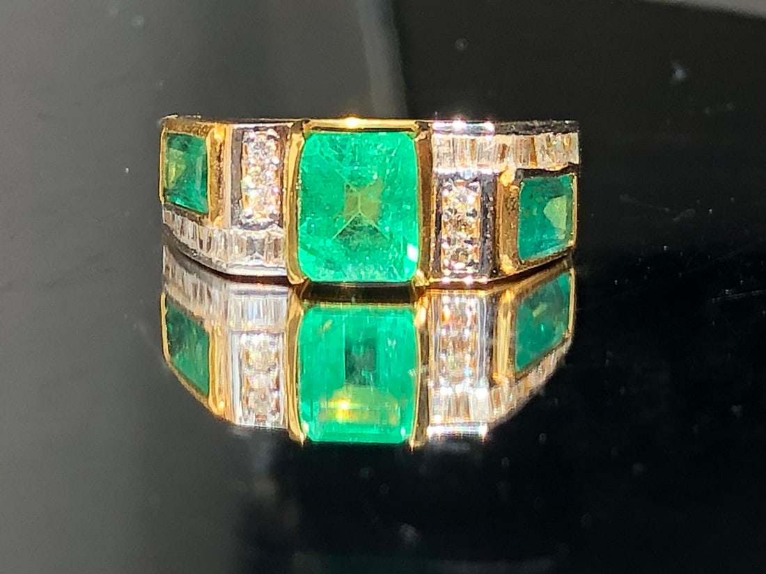 Beautiful 2.80 Carat Natural Emerald Ring With Natural Diamonds and 18k Gold - 2